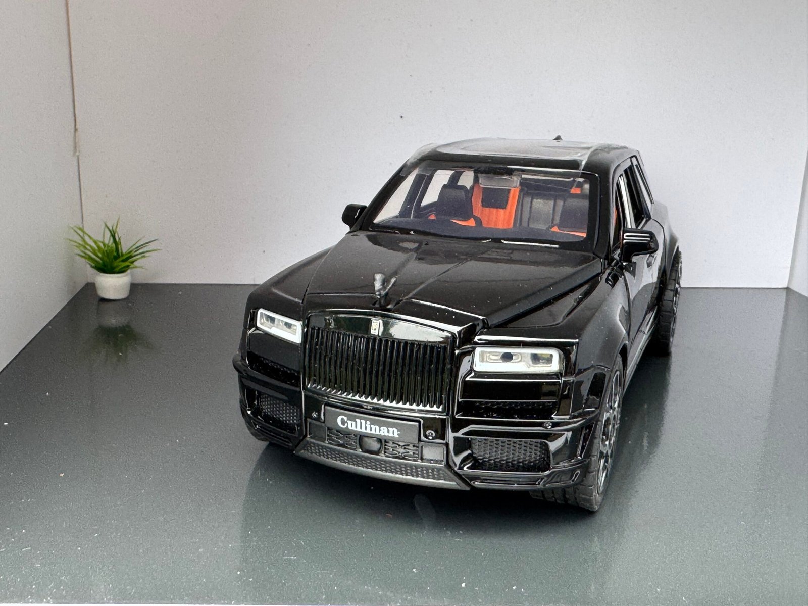 Rolls Royce Cullinan 1:20 Scale Diecast Collectible Model - Image 2