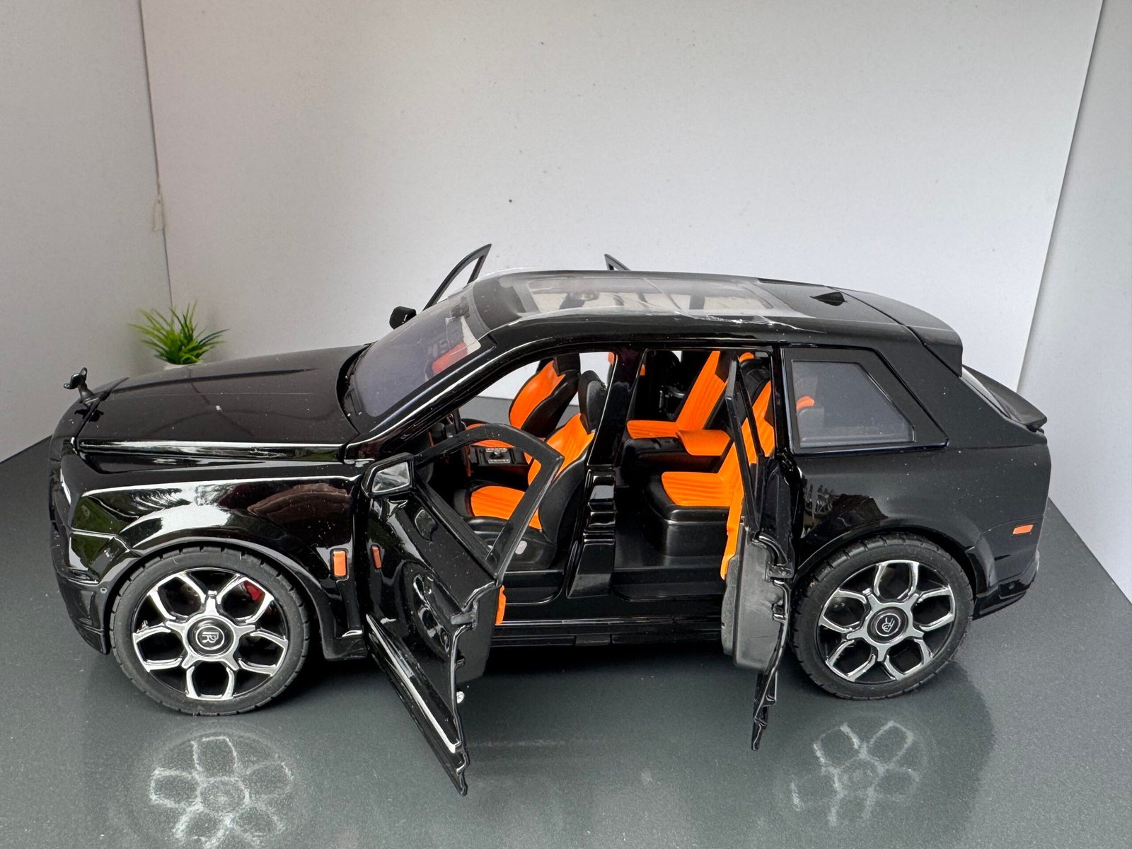 Rolls Royce Cullinan 1:20 Scale Diecast Collectible Model - Image 3