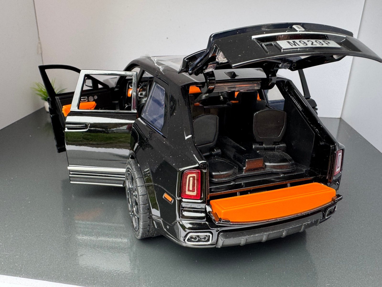 Rolls Royce Cullinan 1:20 Scale Diecast Collectible Model - Image 4