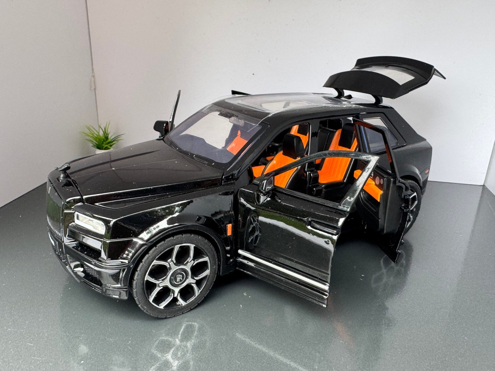 Rolls Royce Cullinan 1:20 Scale Diecast Collectible Model - Image 6