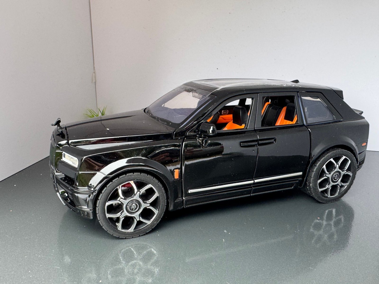 Rolls Royce Cullinan 1:20 Scale Diecast Collectible Model - Image 7