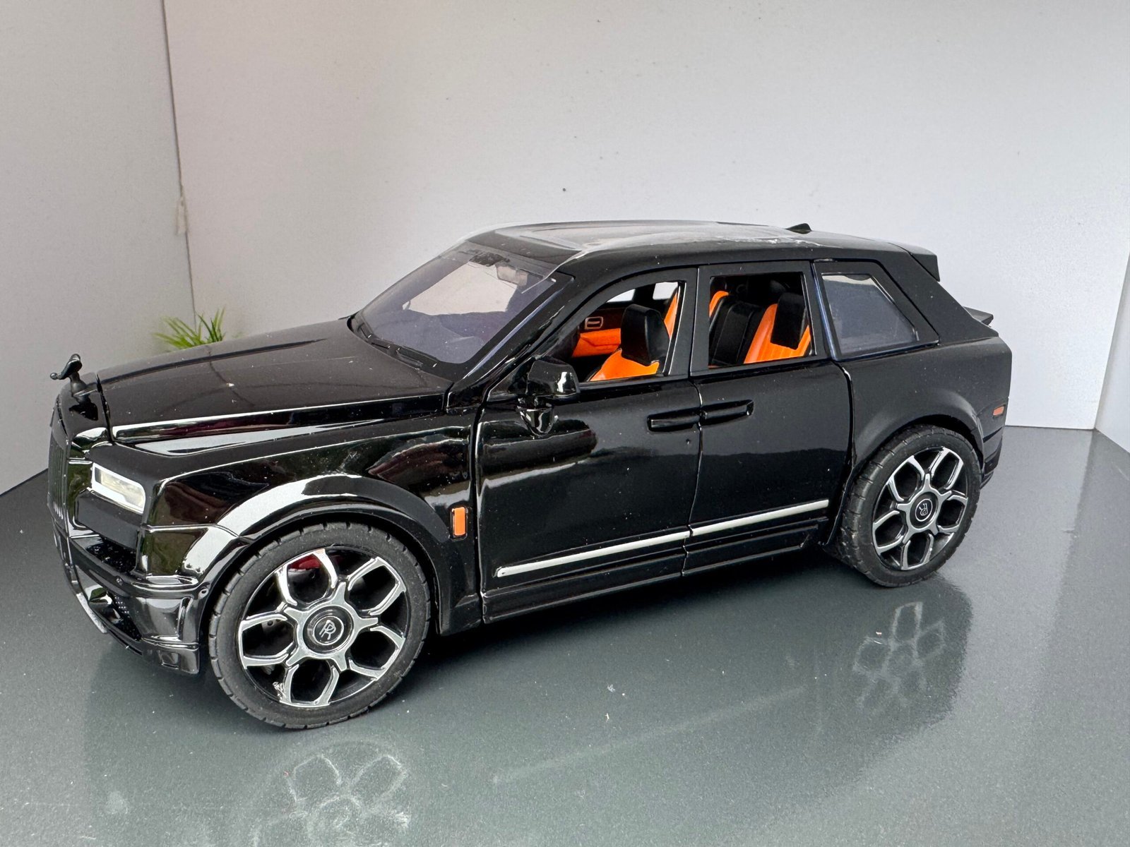 Rolls Royce Cullinan 1:20 Scale Diecast Collectible Model - Image 8