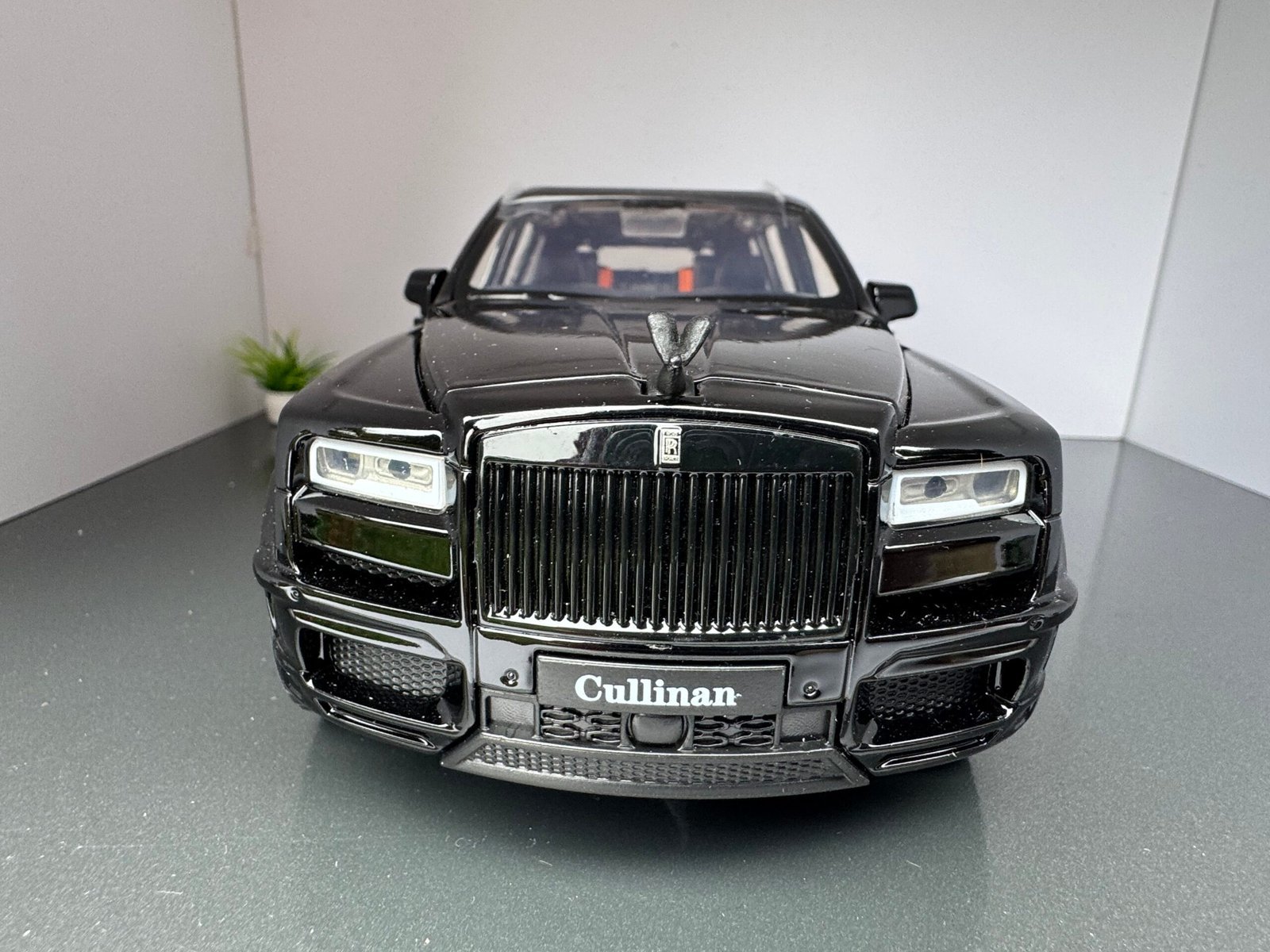 Rolls Royce Cullinan 1:20 Scale Diecast Collectible Model - Image 9