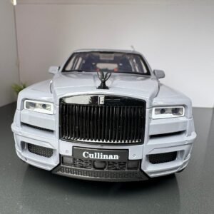 Rolls Royce Cullinan in Grey