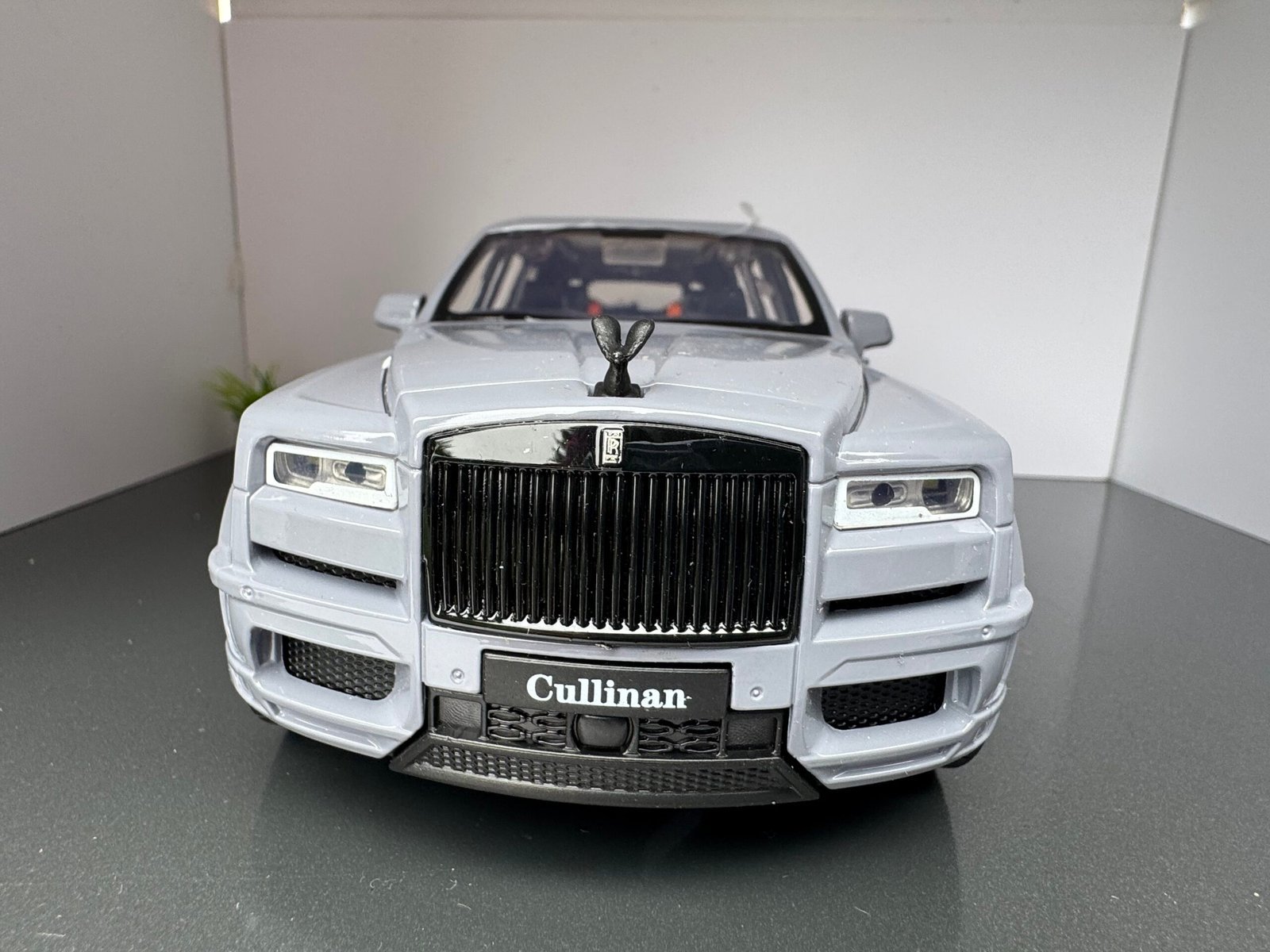 Rolls Royce Cullinan in Grey