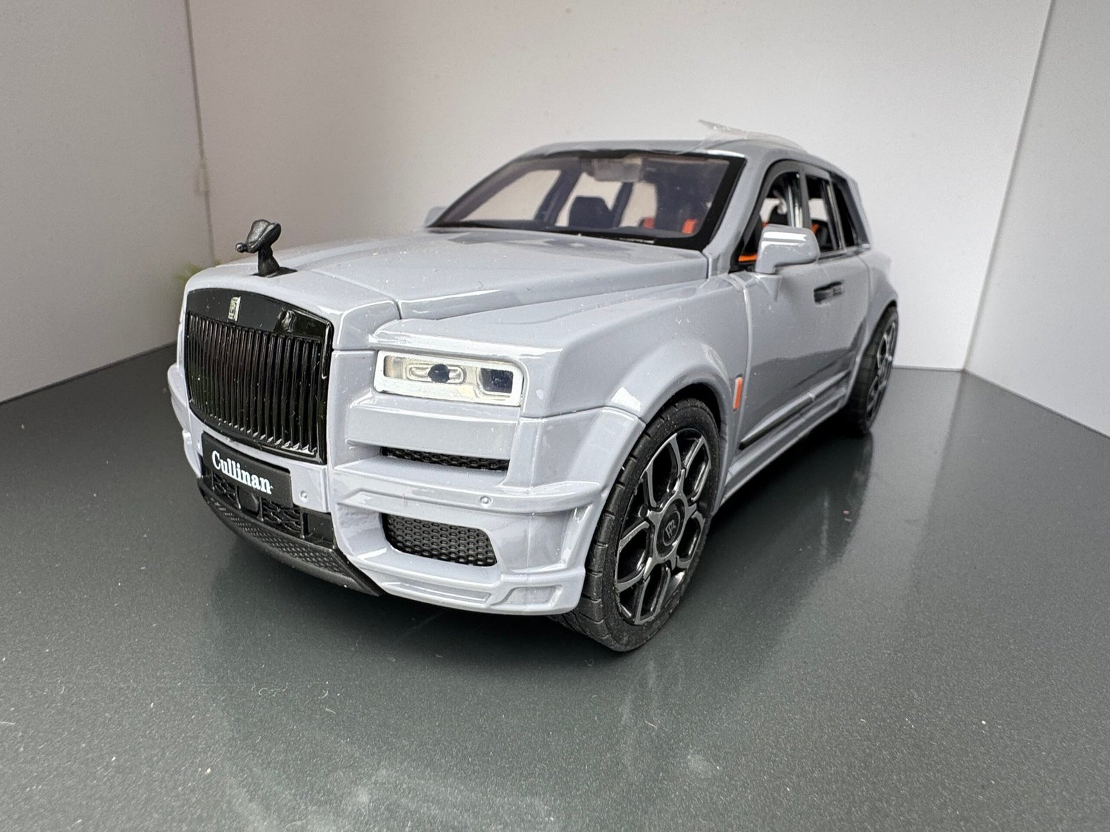 Rolls Royce Cullinan in Grey