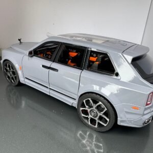 Rolls Royce Cullinan in Grey