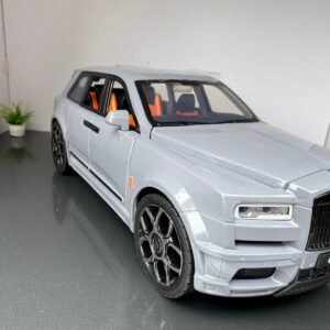 Rolls Royce Cullinan in Grey