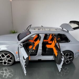 Rolls Royce Cullinan in Grey