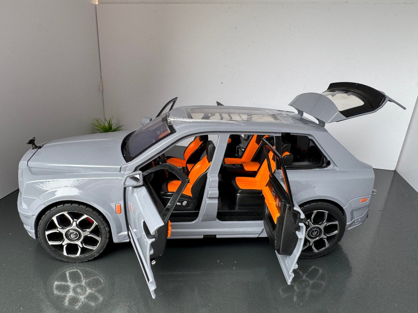 Rolls Royce Cullinan in Grey