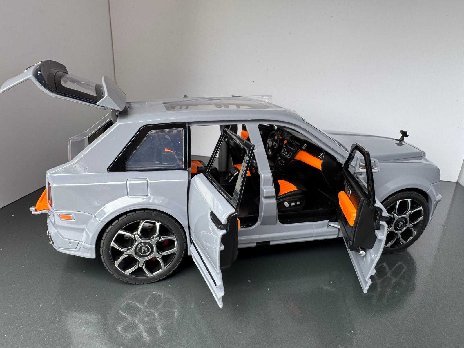 Rolls Royce Cullinan in Grey