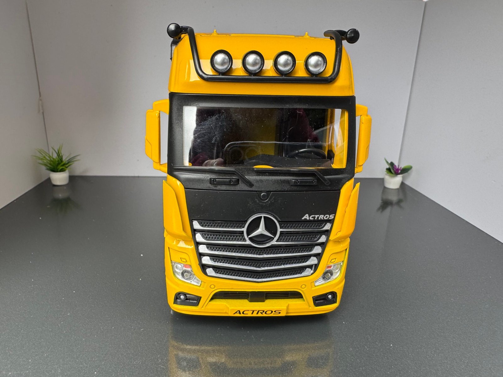 Mercedes Benz Actros Truck 1:24 Scale Diecast Collectible Model - Image 2