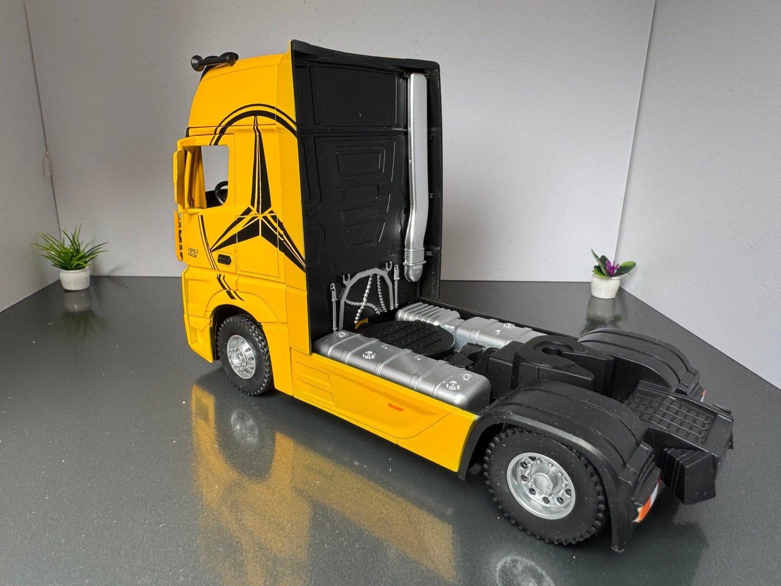 Mercedes Benz Actros Truck 1:24 Scale Diecast Collectible Model - Image 4