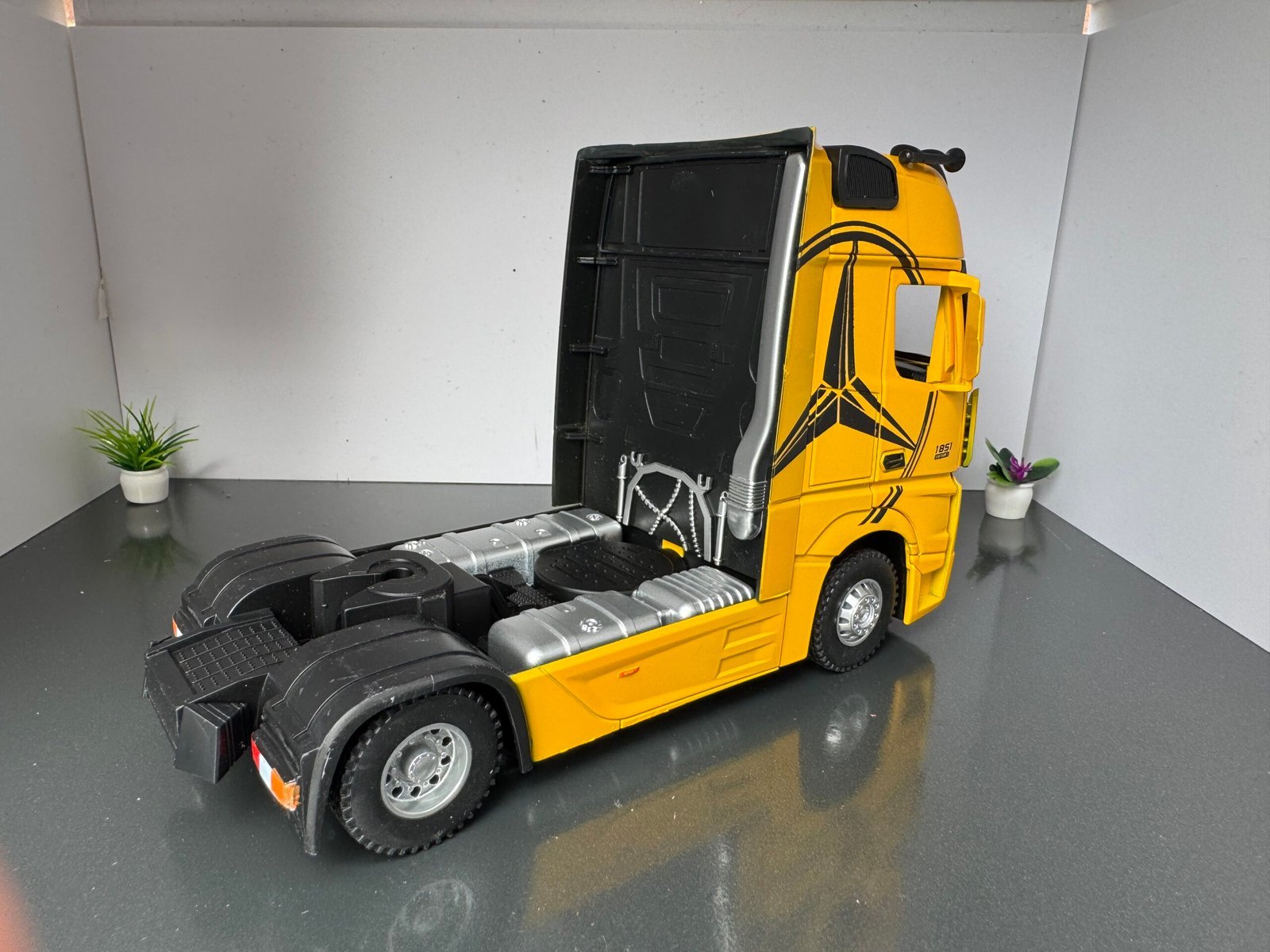 Mercedes Benz Actros Truck 1:24 Scale Diecast Collectible Model - Image 5