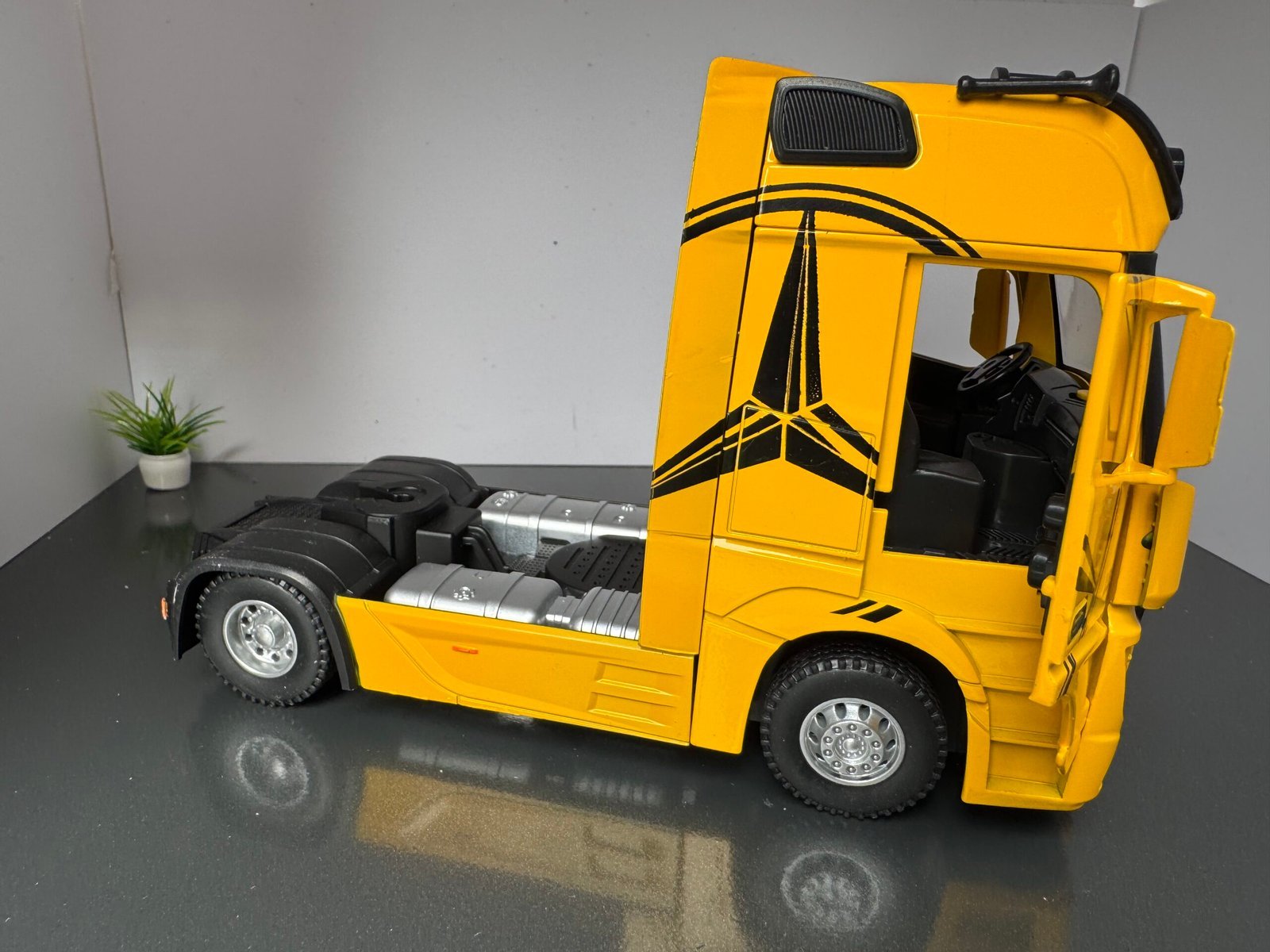 Mercedes Benz Actros Truck 1:24 Scale Diecast Collectible Model - Image 6