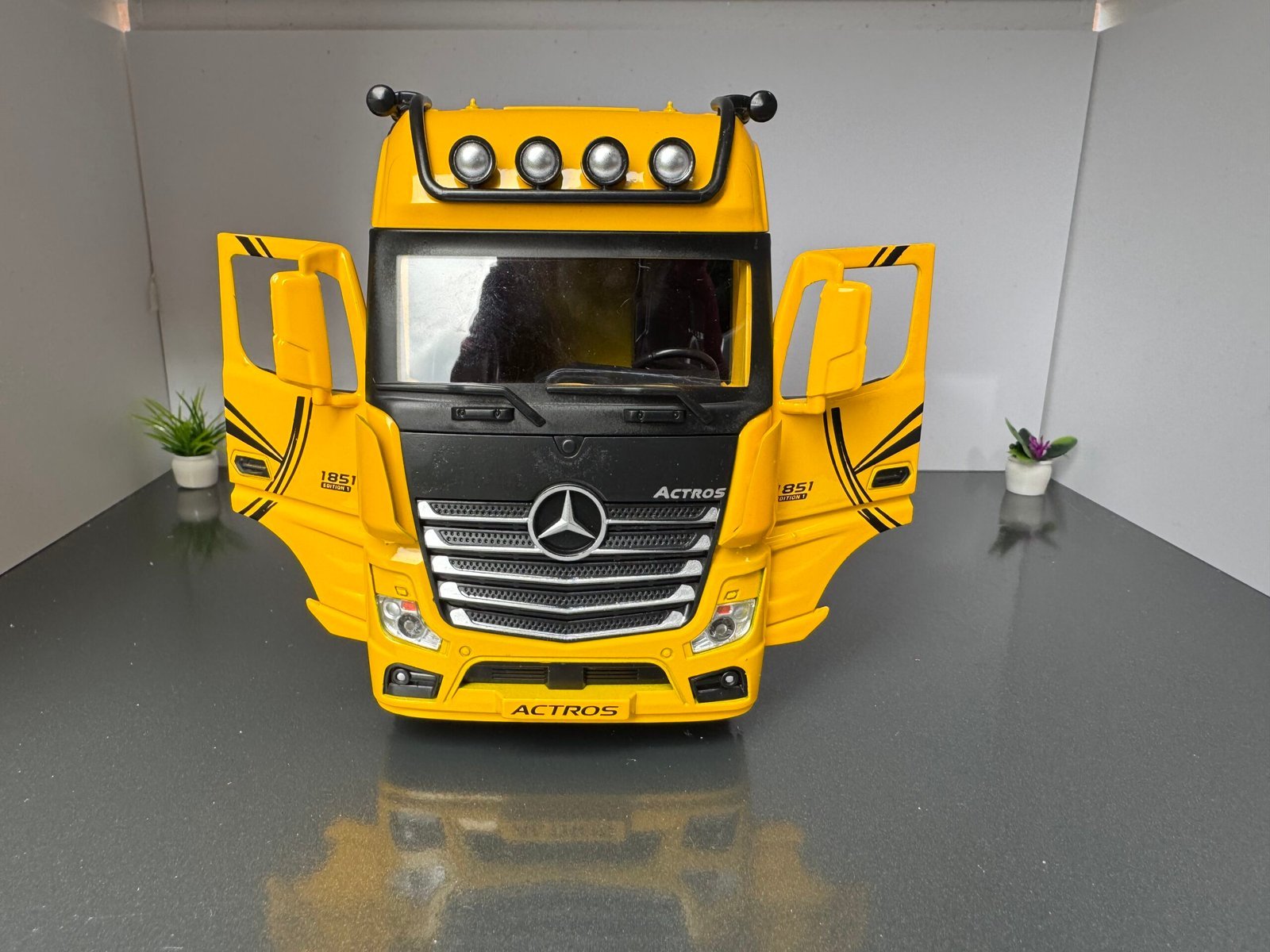 Mercedes Benz Actros Truck 1:24 Scale Diecast Collectible Model - Image 7