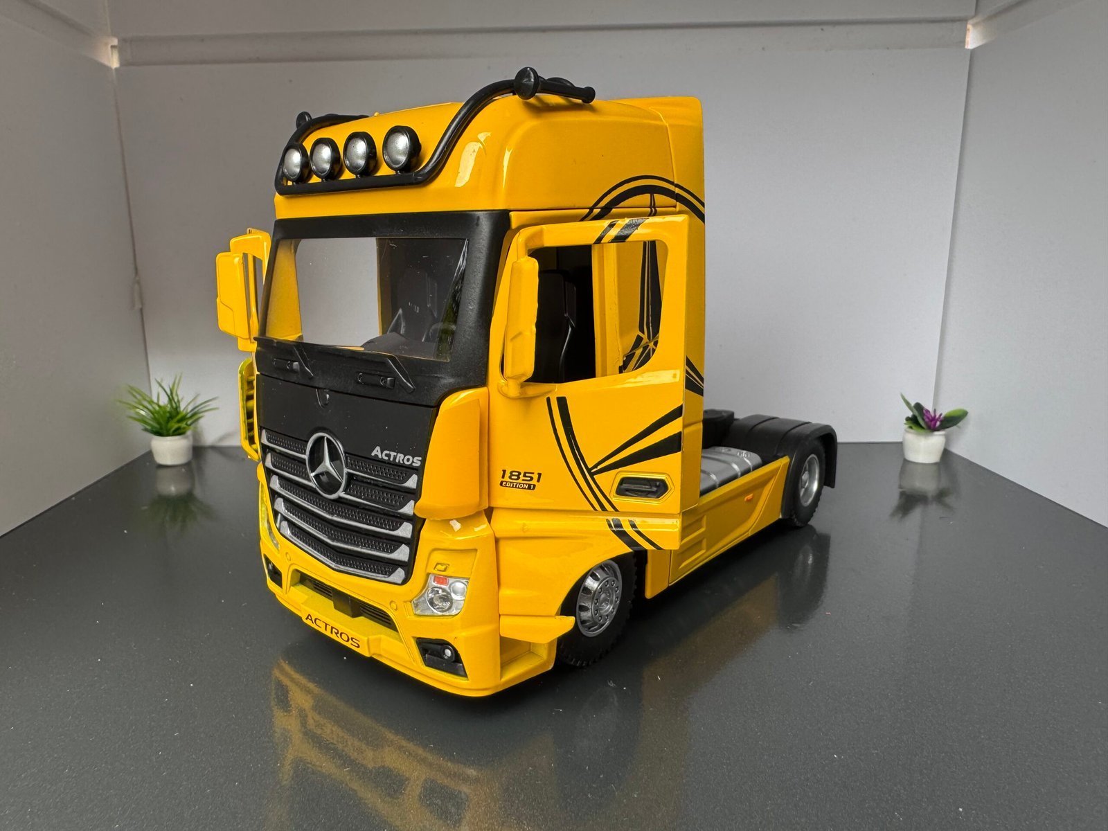 Mercedes Benz Actros Truck 1:24 Scale Diecast Collectible Model - Image 8