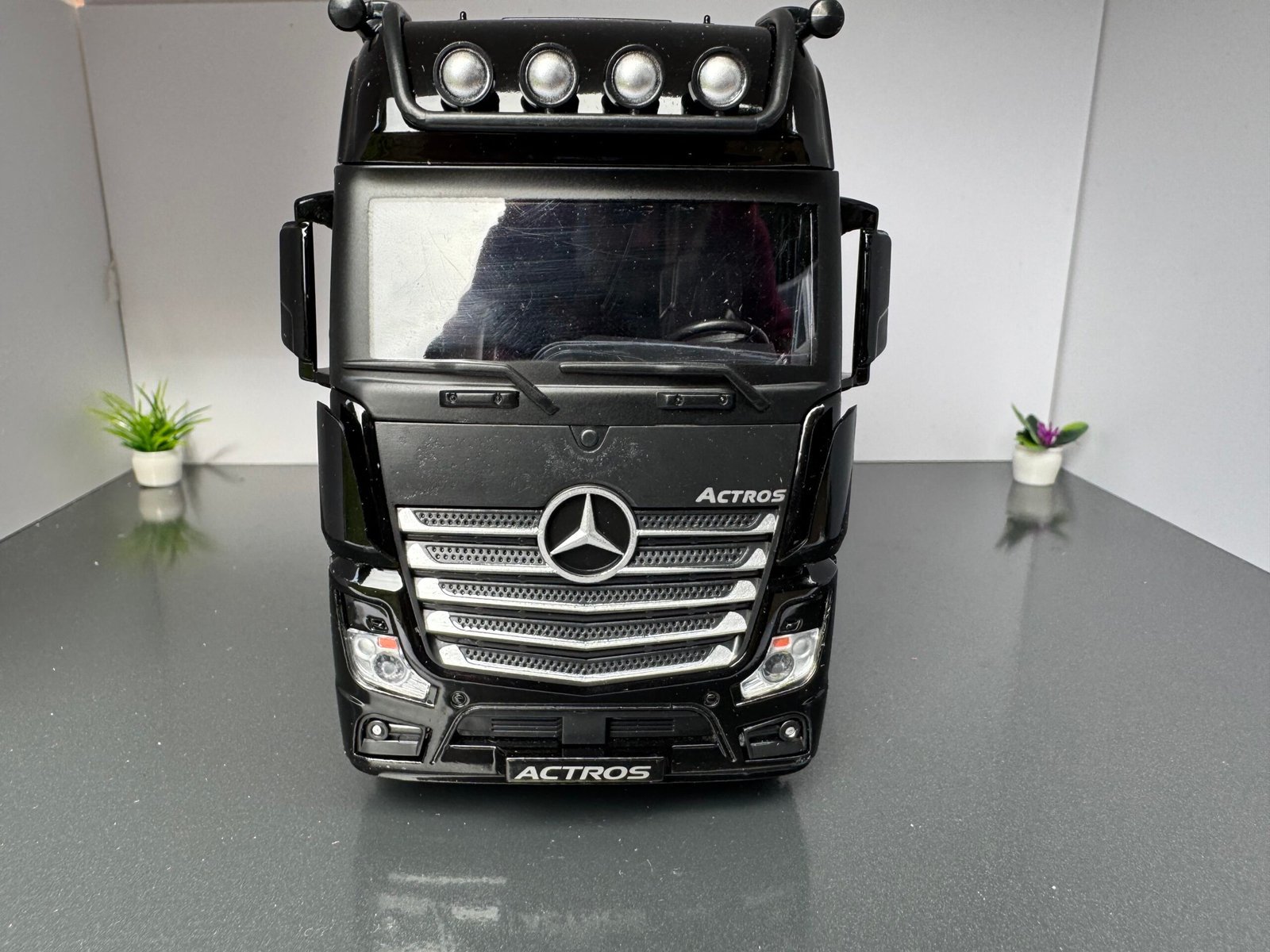 Mercedes Benz Actros Truck 1:24 Scale Diecast Collectible Model - Image 2