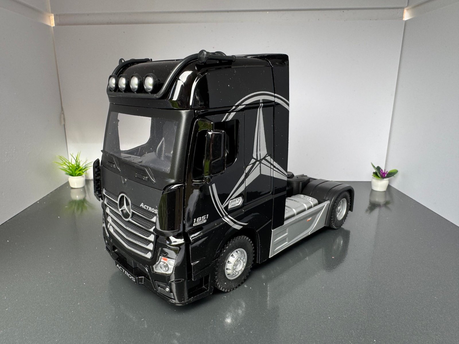 Mercedes Benz Actros Truck 1:24 Scale Diecast Collectible Model