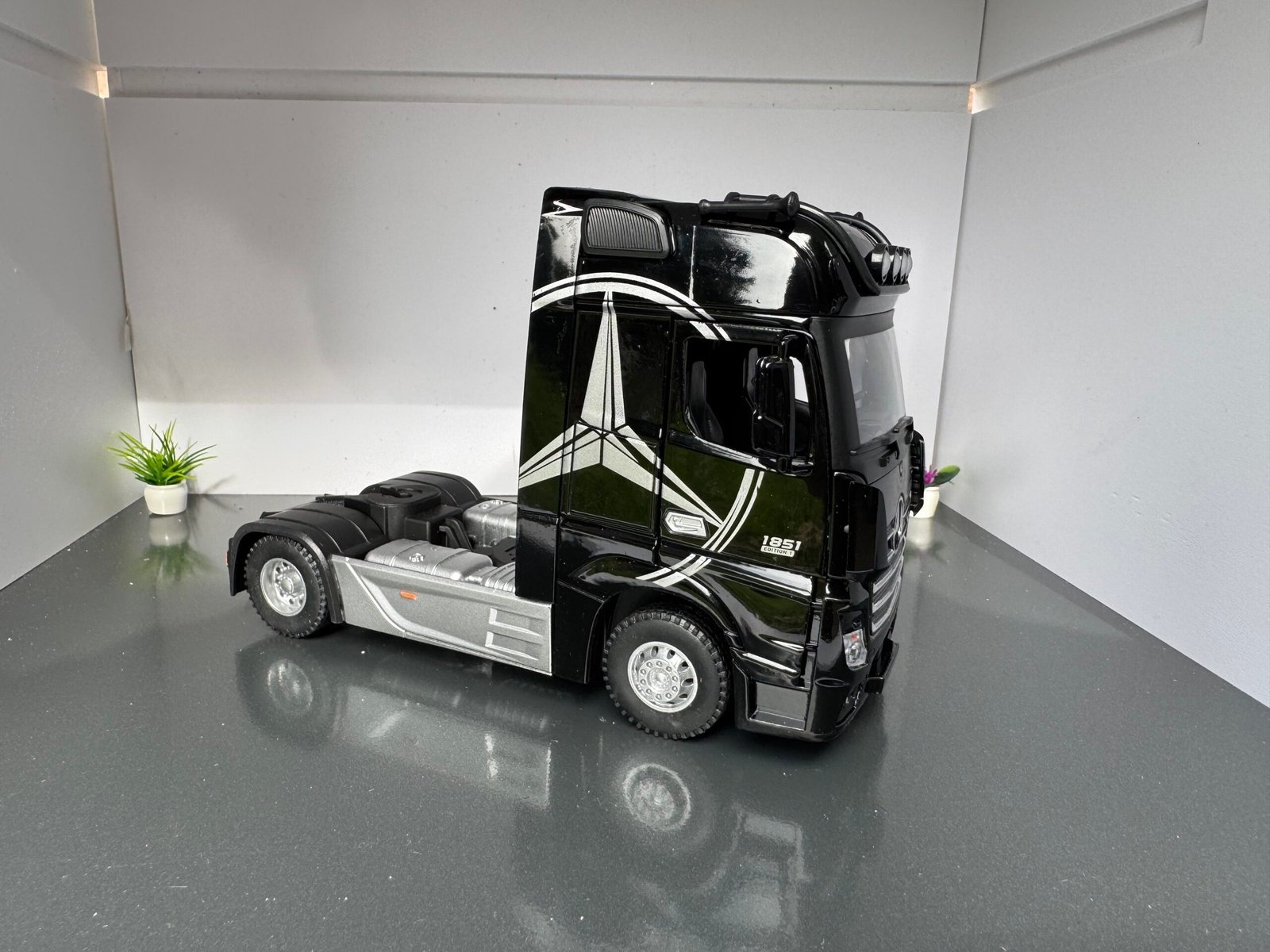 Mercedes Benz Actros Truck 1:24 Scale Diecast Collectible Model - Image 4