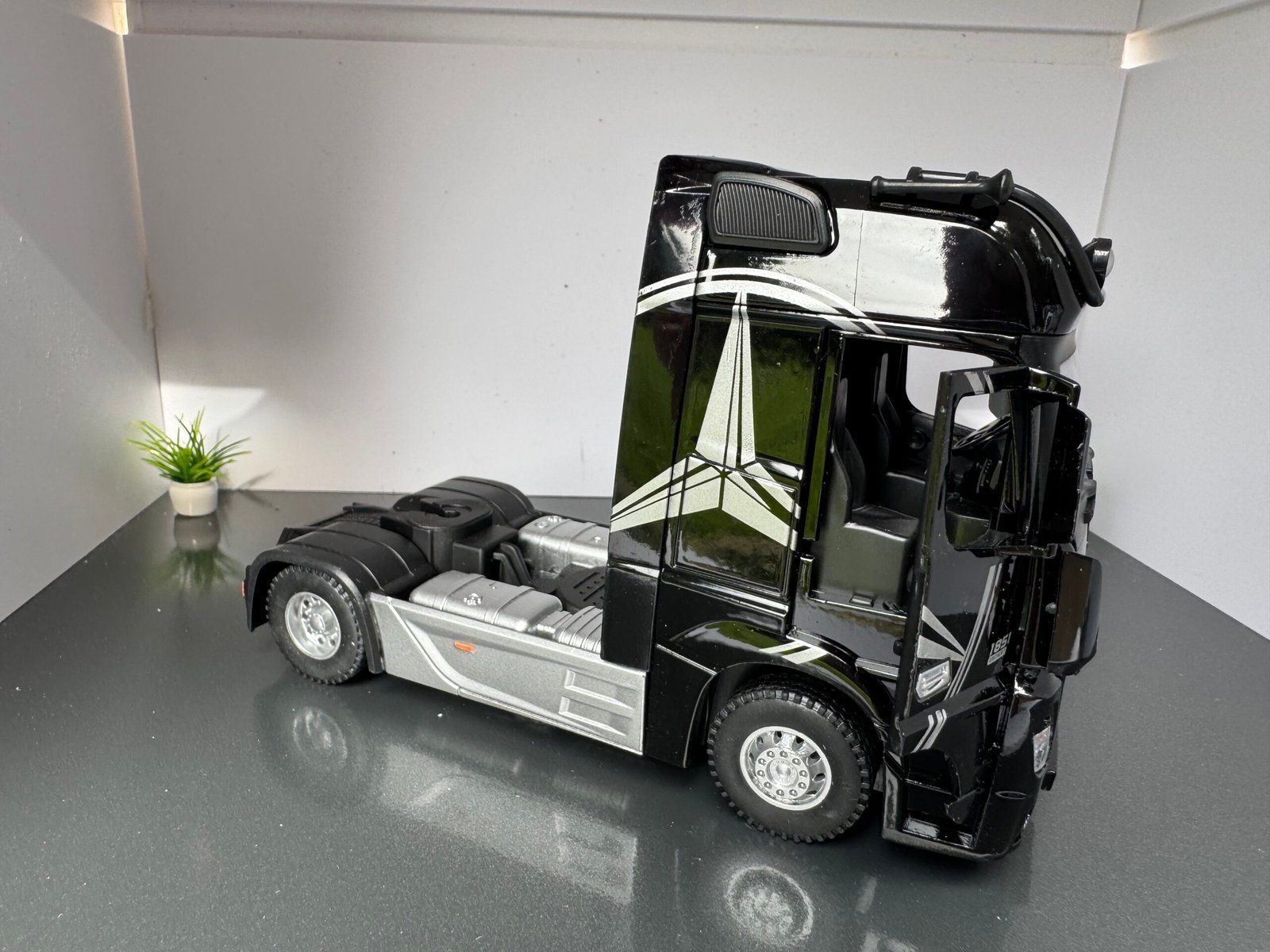 Mercedes Benz Actros Truck 1:24 Scale Diecast Collectible Model - Image 5