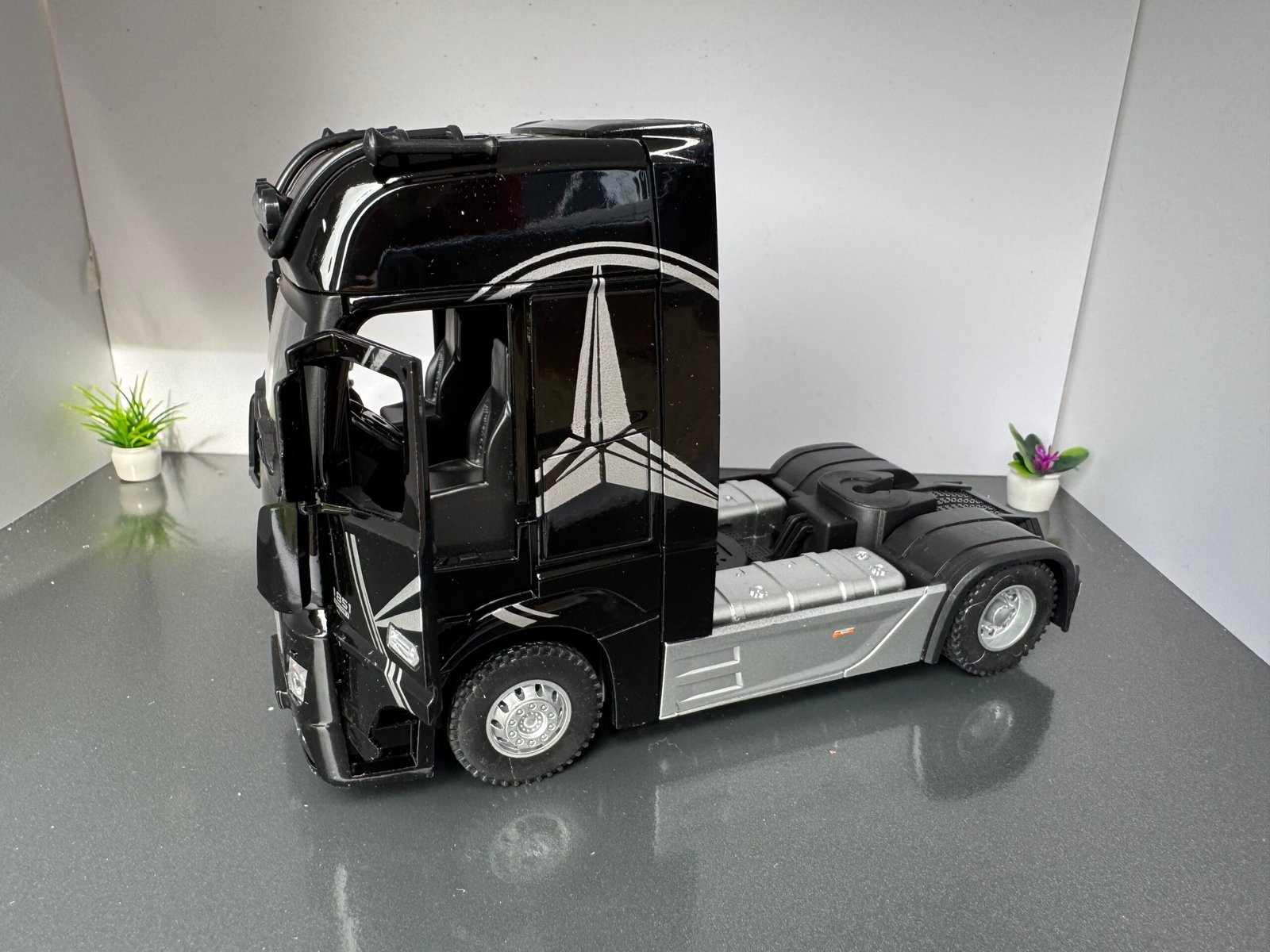 Mercedes Benz Actros Truck 1:24 Scale Diecast Collectible Model - Image 6