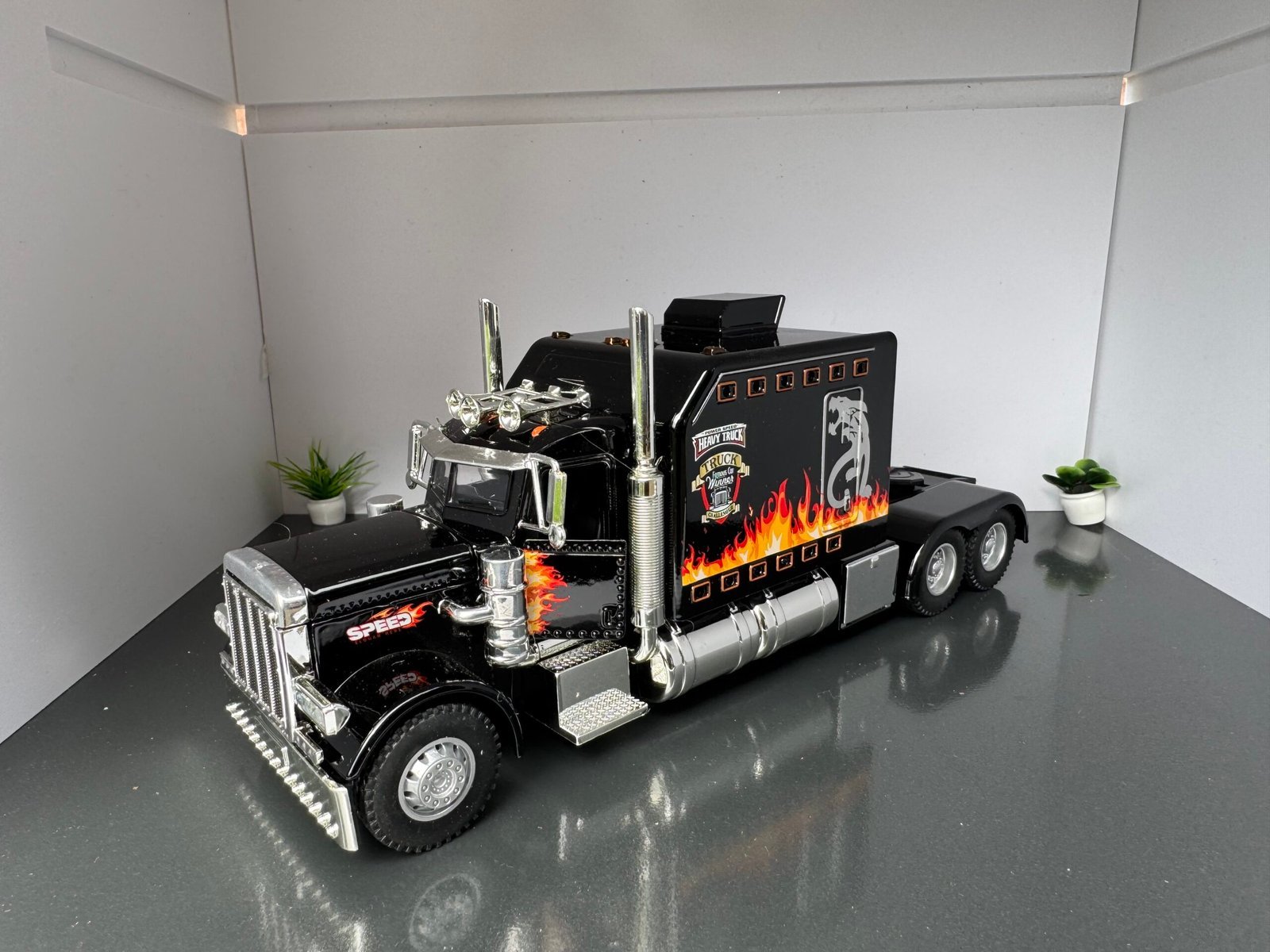 Peterbilt American Truck 1:24 Scale Diecast Collectors Model - Image 6