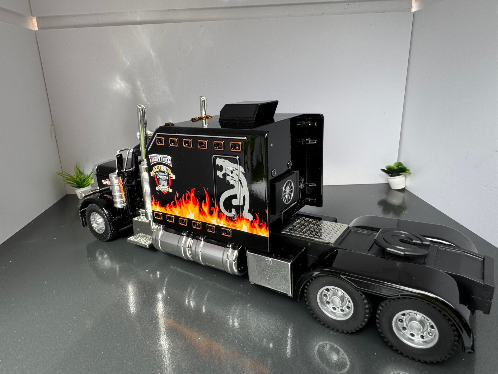 Peterbilt American Truck 1:24 Scale Diecast Collectors Model - Image 5