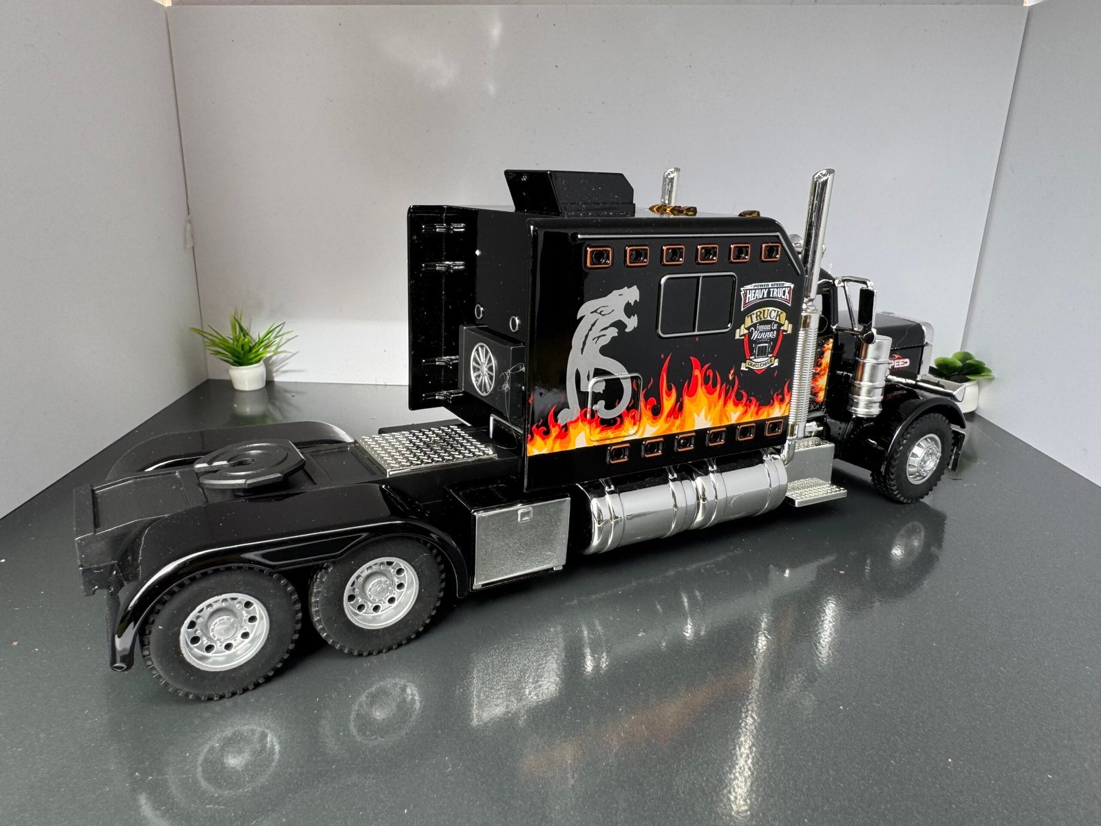 Peterbilt American Truck 1:24 Scale Diecast Collectors Model - Image 4