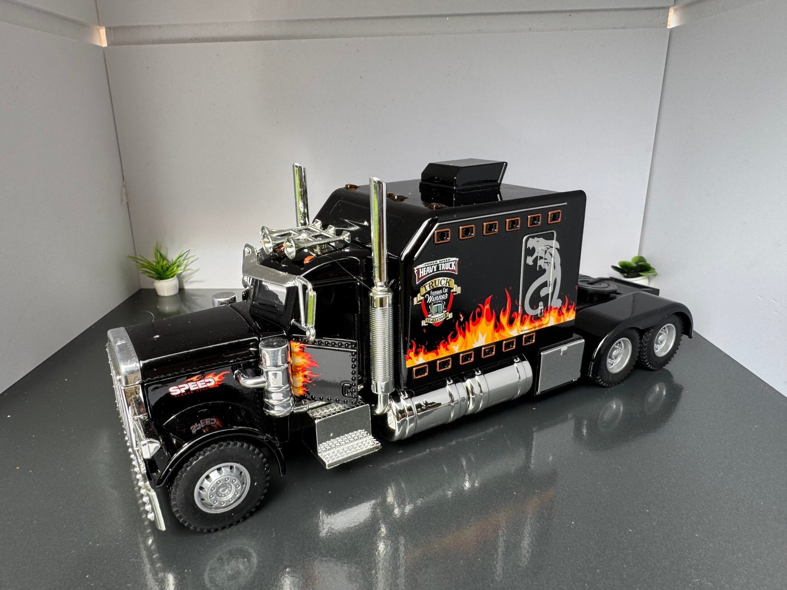 Peterbilt American Truck 1:24 Scale Diecast Collectors Model