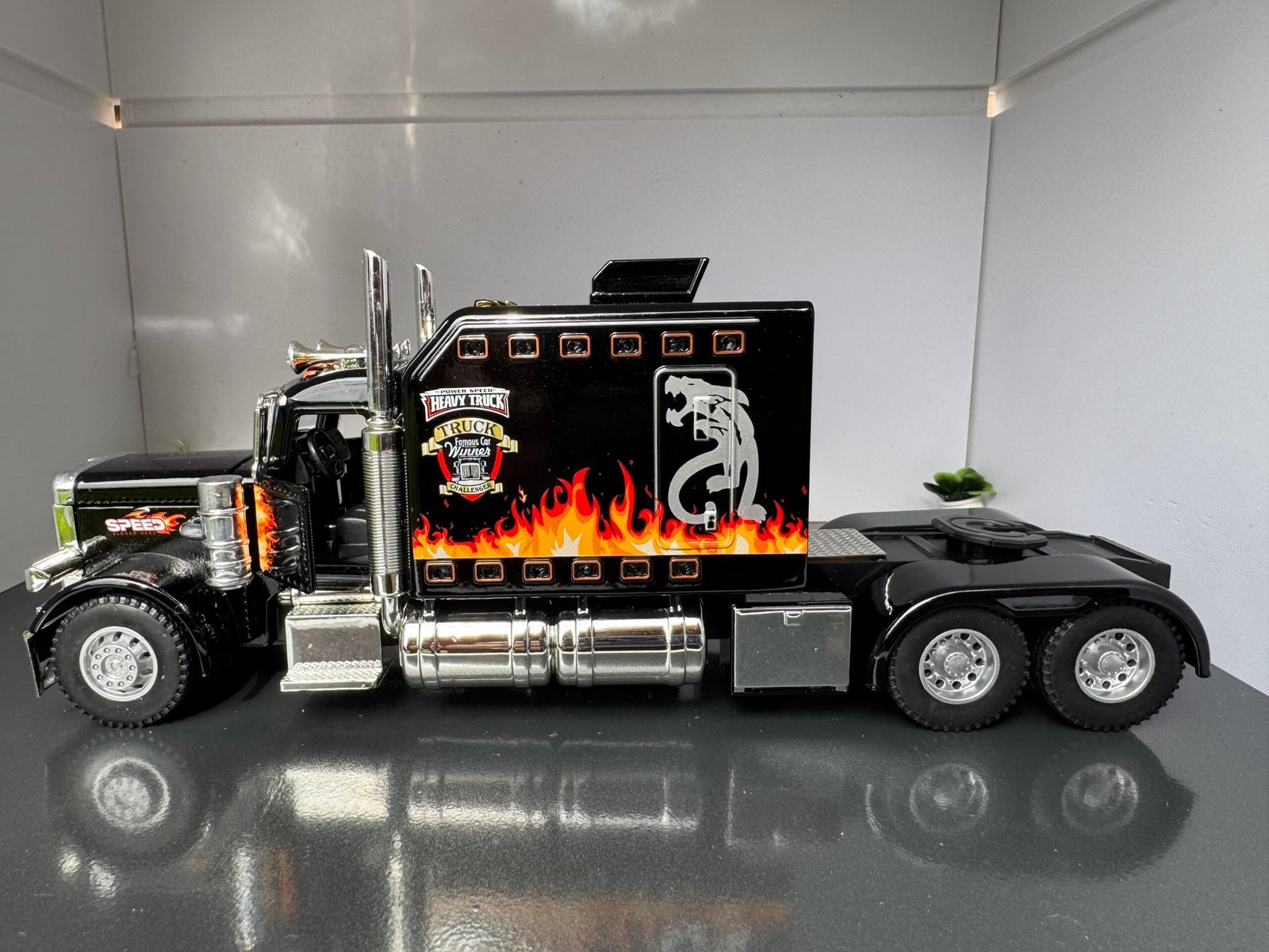 Peterbilt American Truck 1:24 Scale Diecast Collectors Model - Image 2