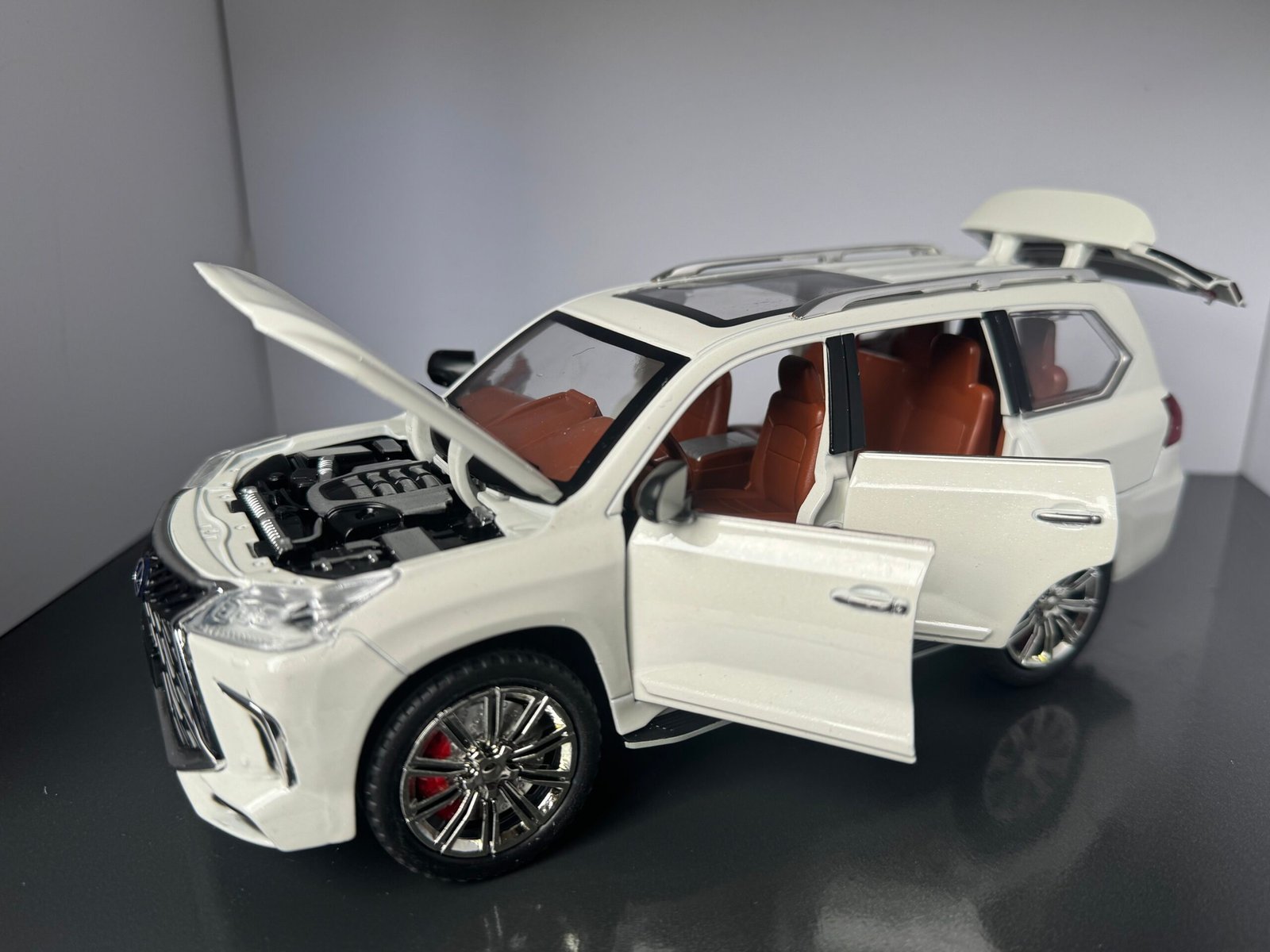 Lexus LS570 1:24 Scale Diecast Collectible Model - Image 3