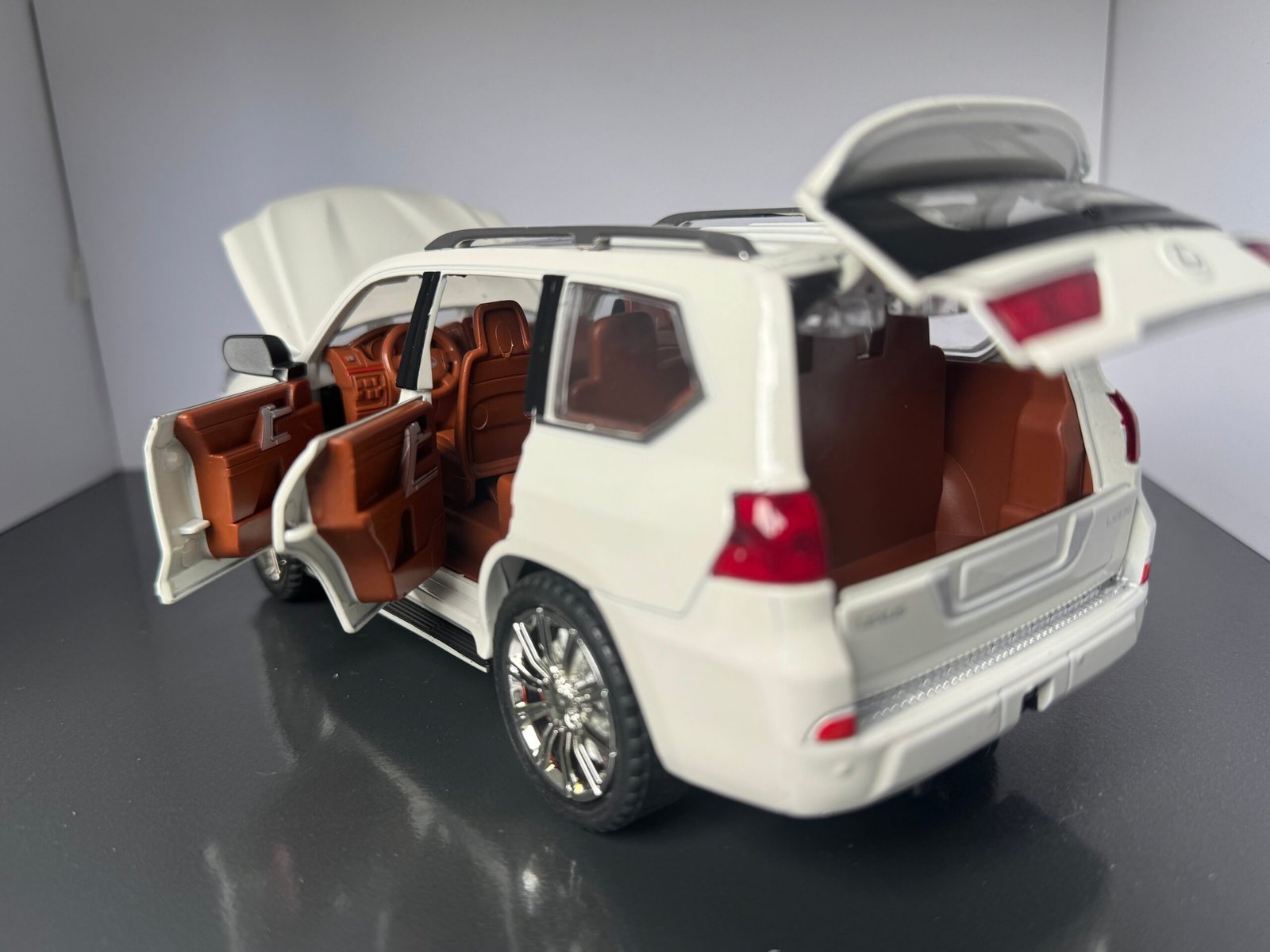 Lexus LS570 1:24 Scale Diecast Collectible Model - Image 4