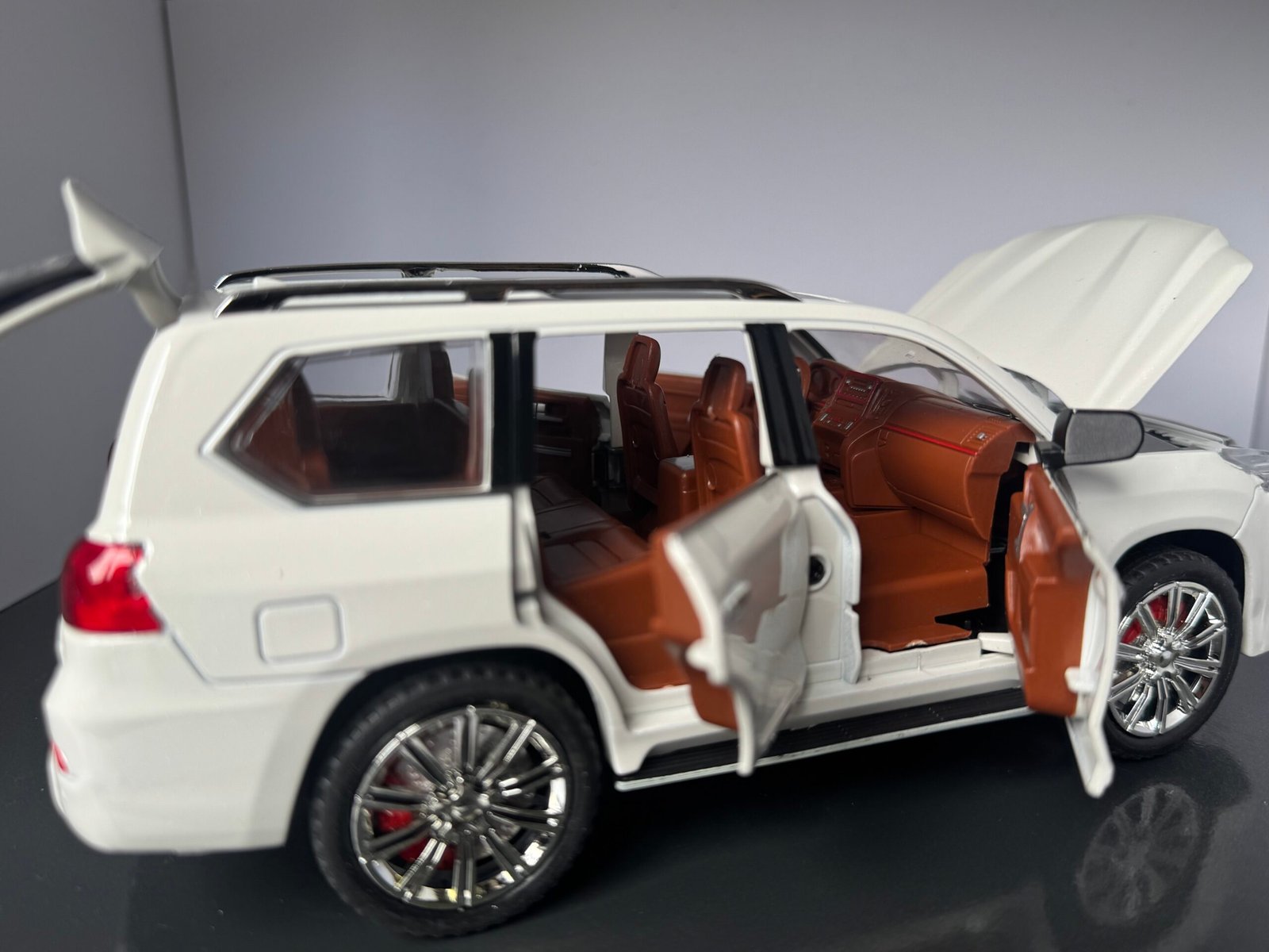 Lexus LS570 1:24 Scale Diecast Collectible Model - Image 5