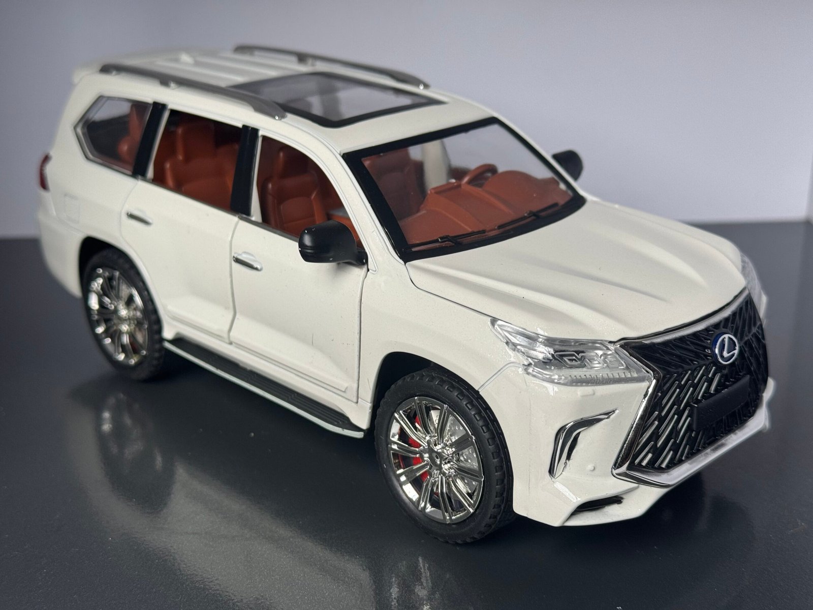 Lexus LS570 1:24 Scale Diecast Collectible Model - Image 6