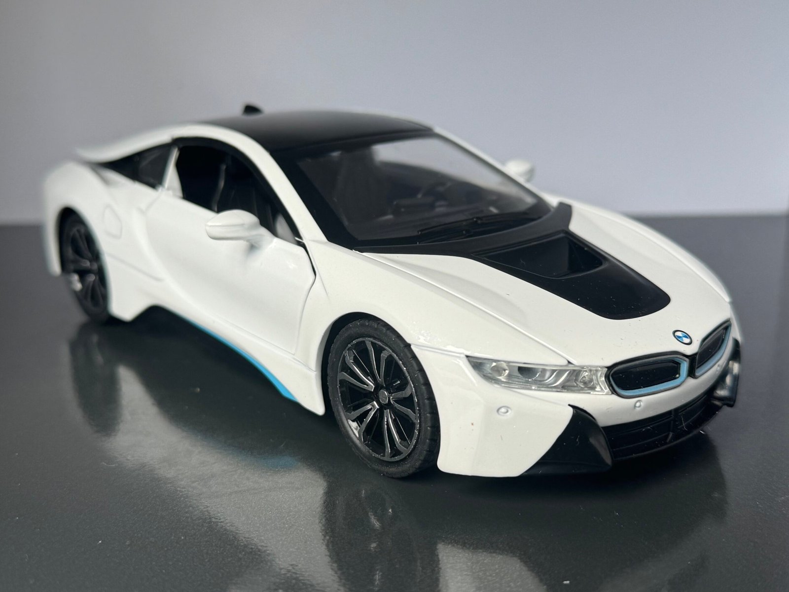 BMW i8 1:24 Scale Diecast Collectible Model - Image 2