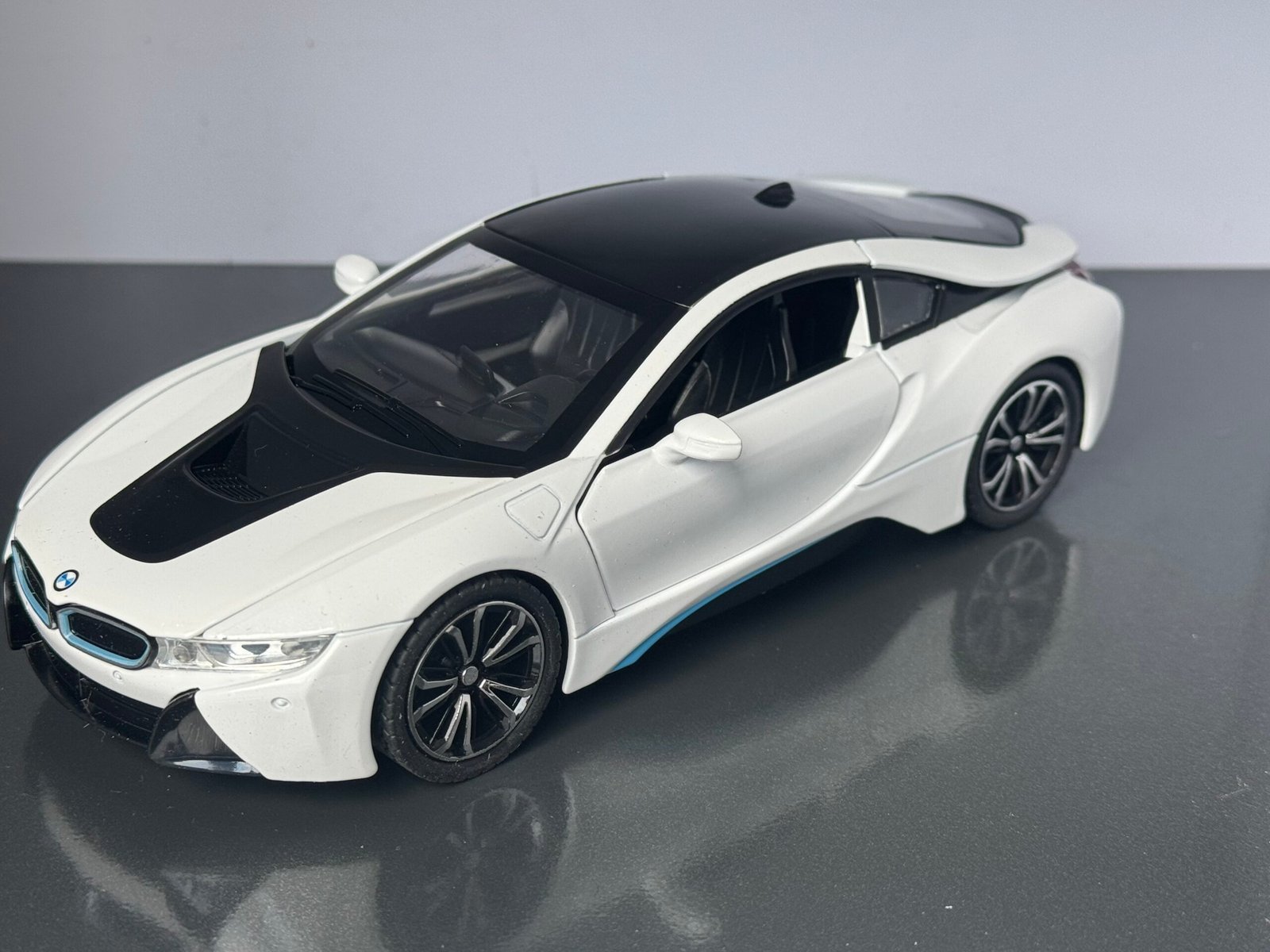 BMW i8 1:24 Scale Diecast Collectible Model - Image 3