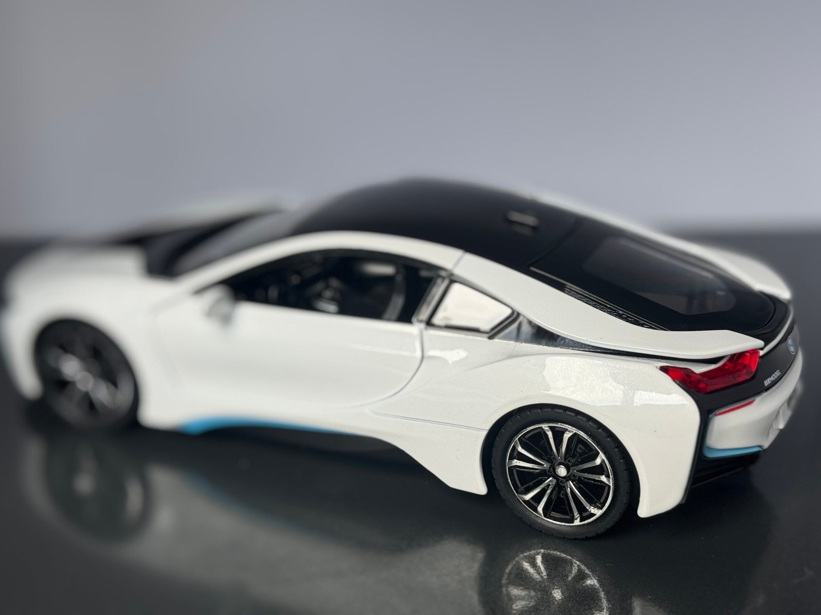 BMW i8 1:24 Scale Diecast Collectible Model - Image 4