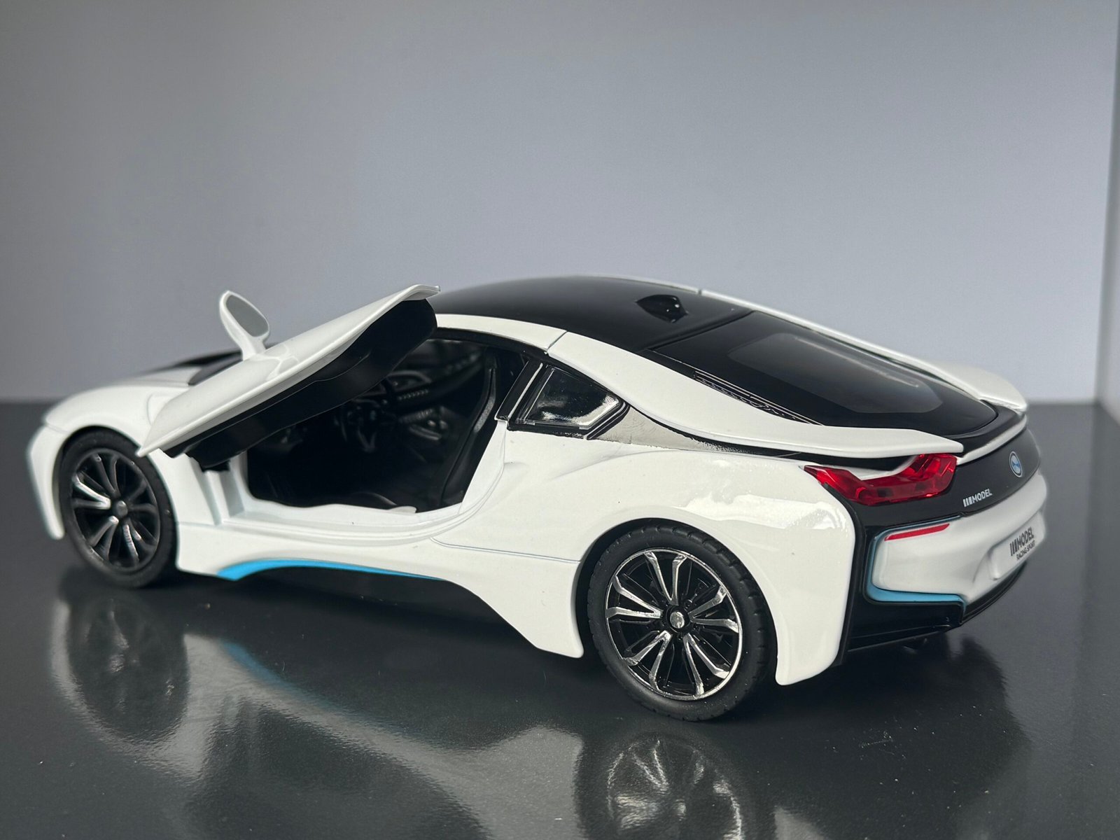 BMW i8 1:24 Scale Diecast Collectible Model - Image 5