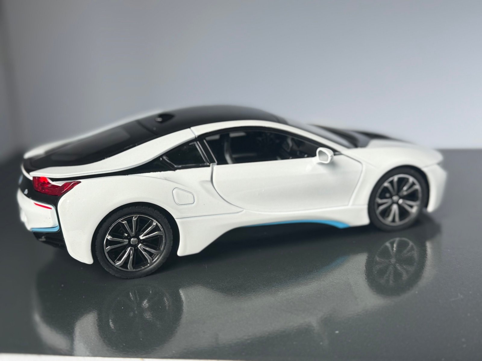 BMW i8 1:24 Scale Diecast Collectible Model - Image 6