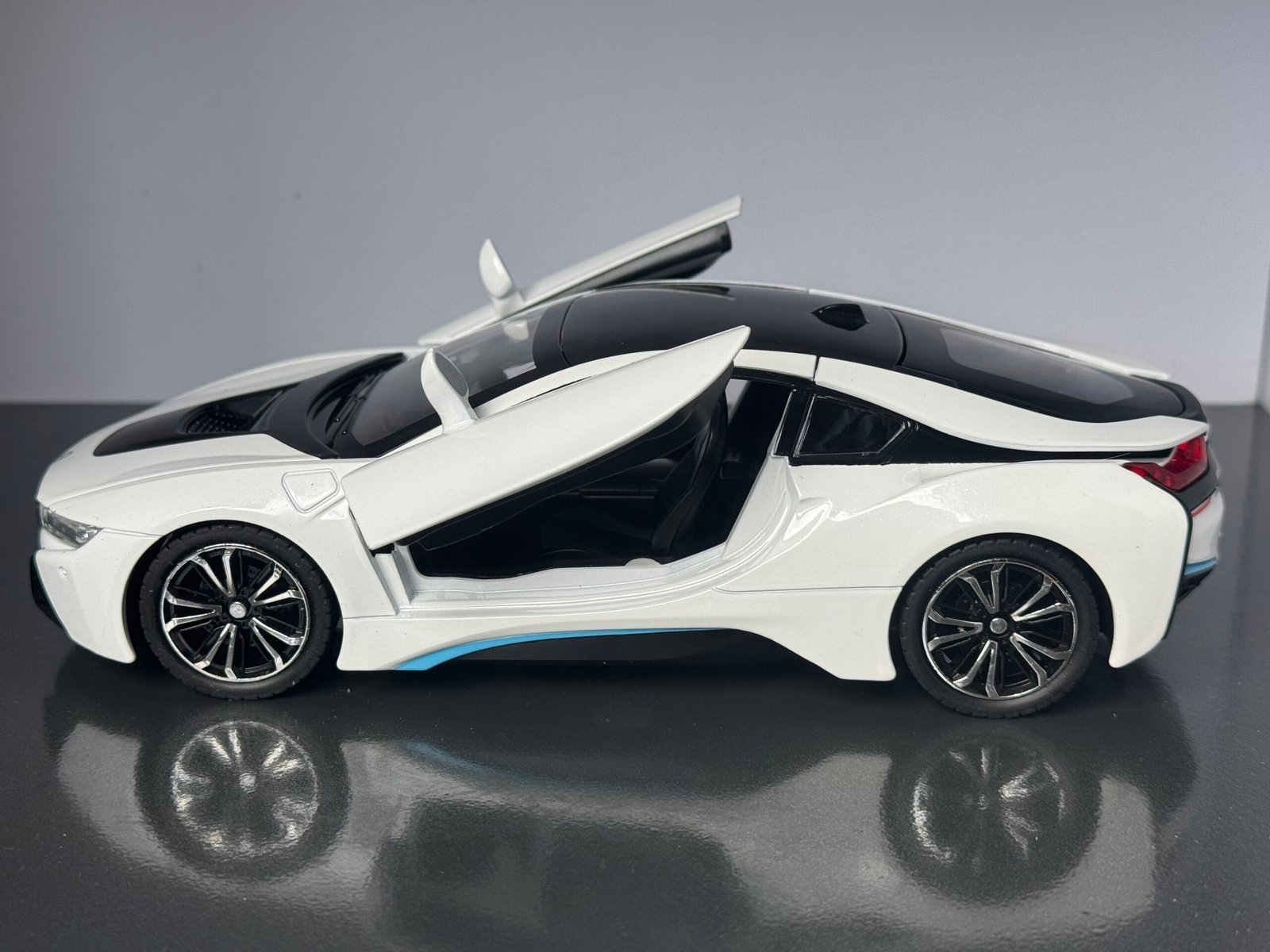 BMW i8 1:24 Scale Diecast Collectible Model - Image 7