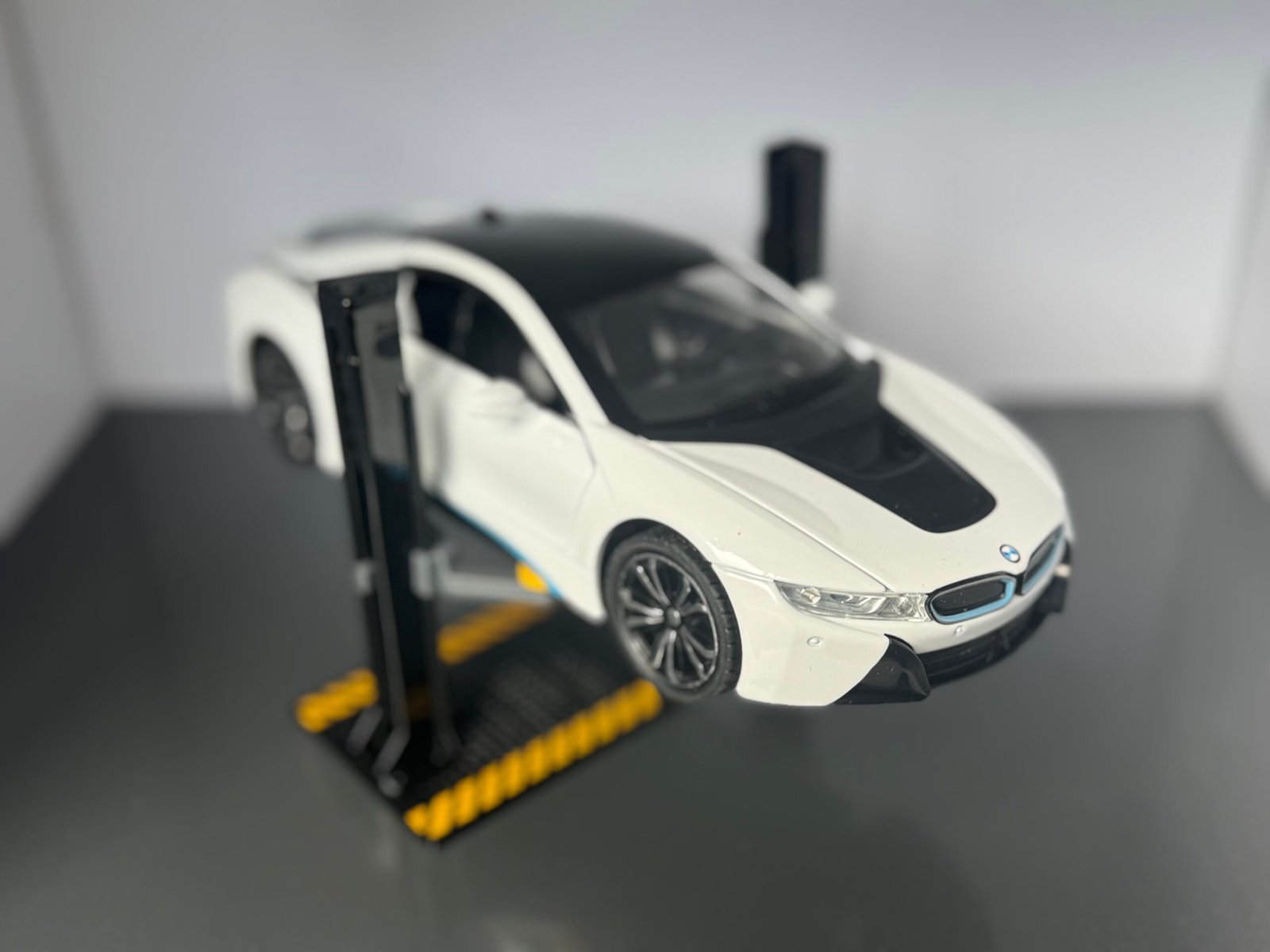 BMW i8 1:24 Scale Diecast Collectible Model - Image 8