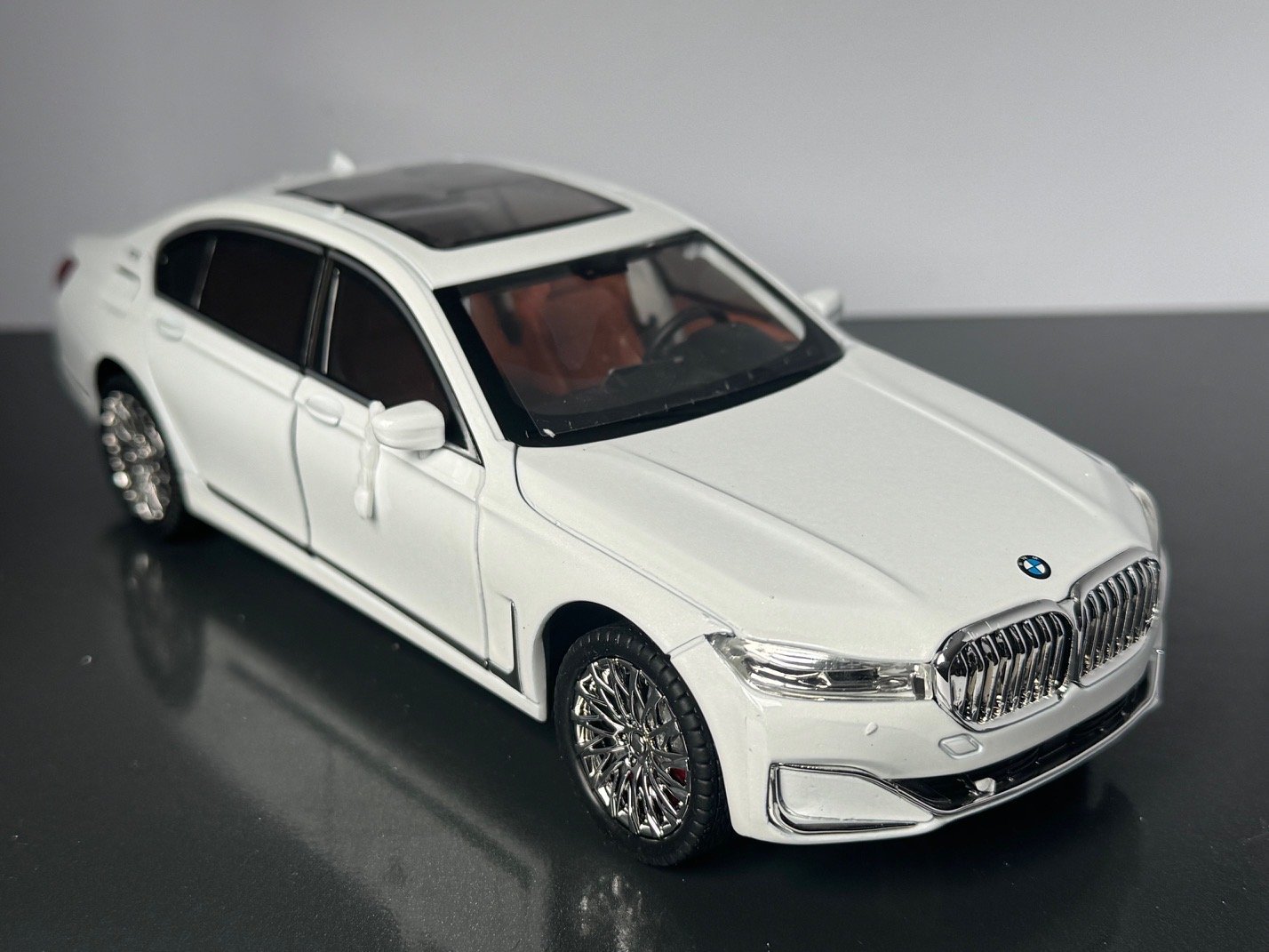 BMW 760Li 1:24 Scale Diecast Collectible Model - Image 2