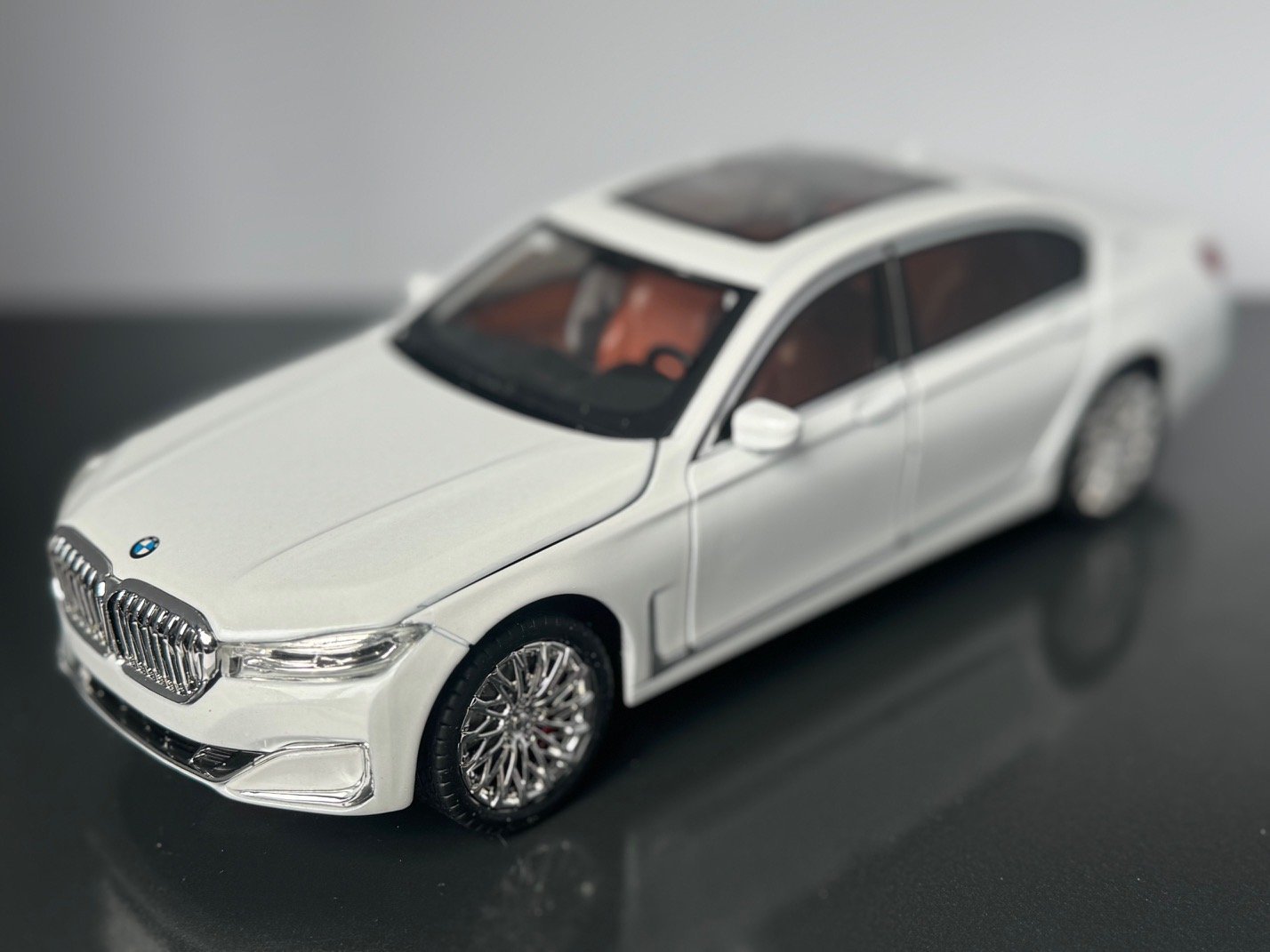 BMW 760Li 1:24 Scale Diecast Collectible Model - Image 3