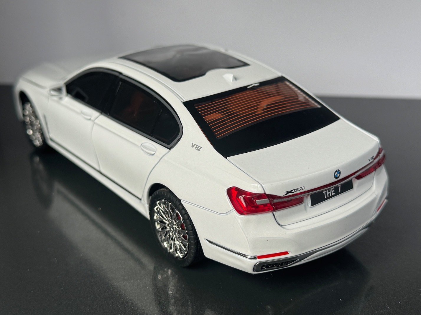 BMW 760Li 1:24 Scale Diecast Collectible Model - Image 4