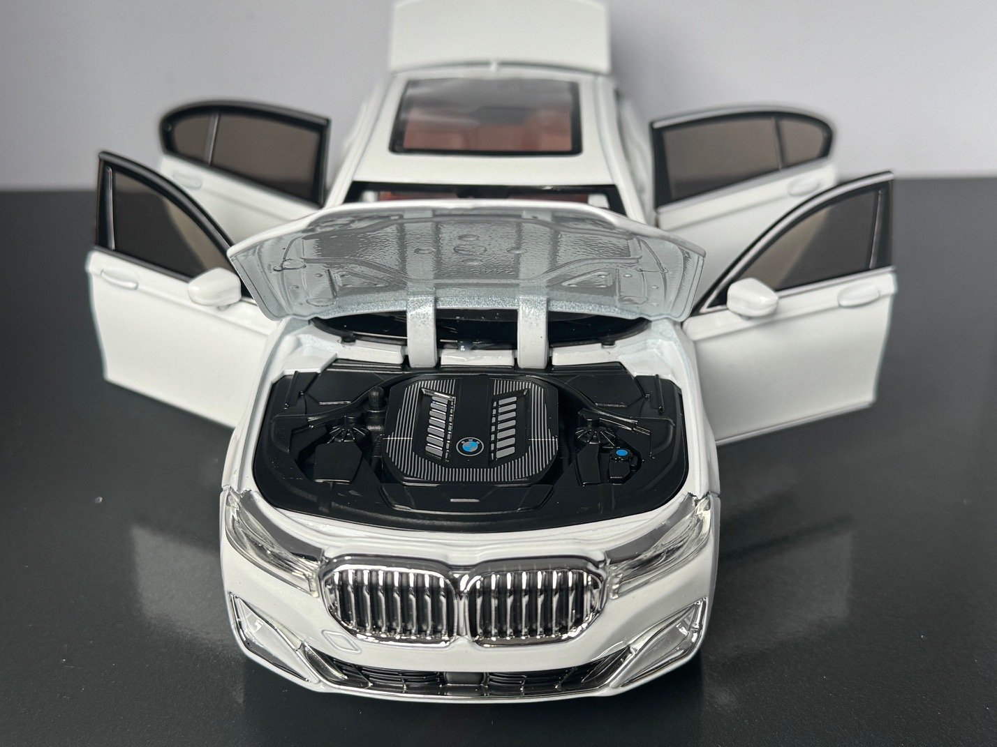BMW 760Li 1:24 Scale Diecast Collectible Model - Image 5