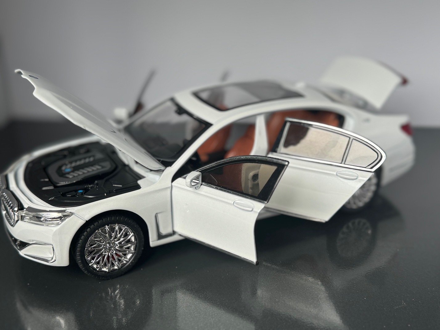 BMW 760Li 1:24 Scale Diecast Collectible Model - Image 6