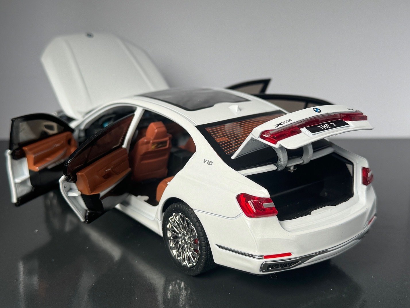 BMW 760Li 1:24 Scale Diecast Collectible Model - Image 7