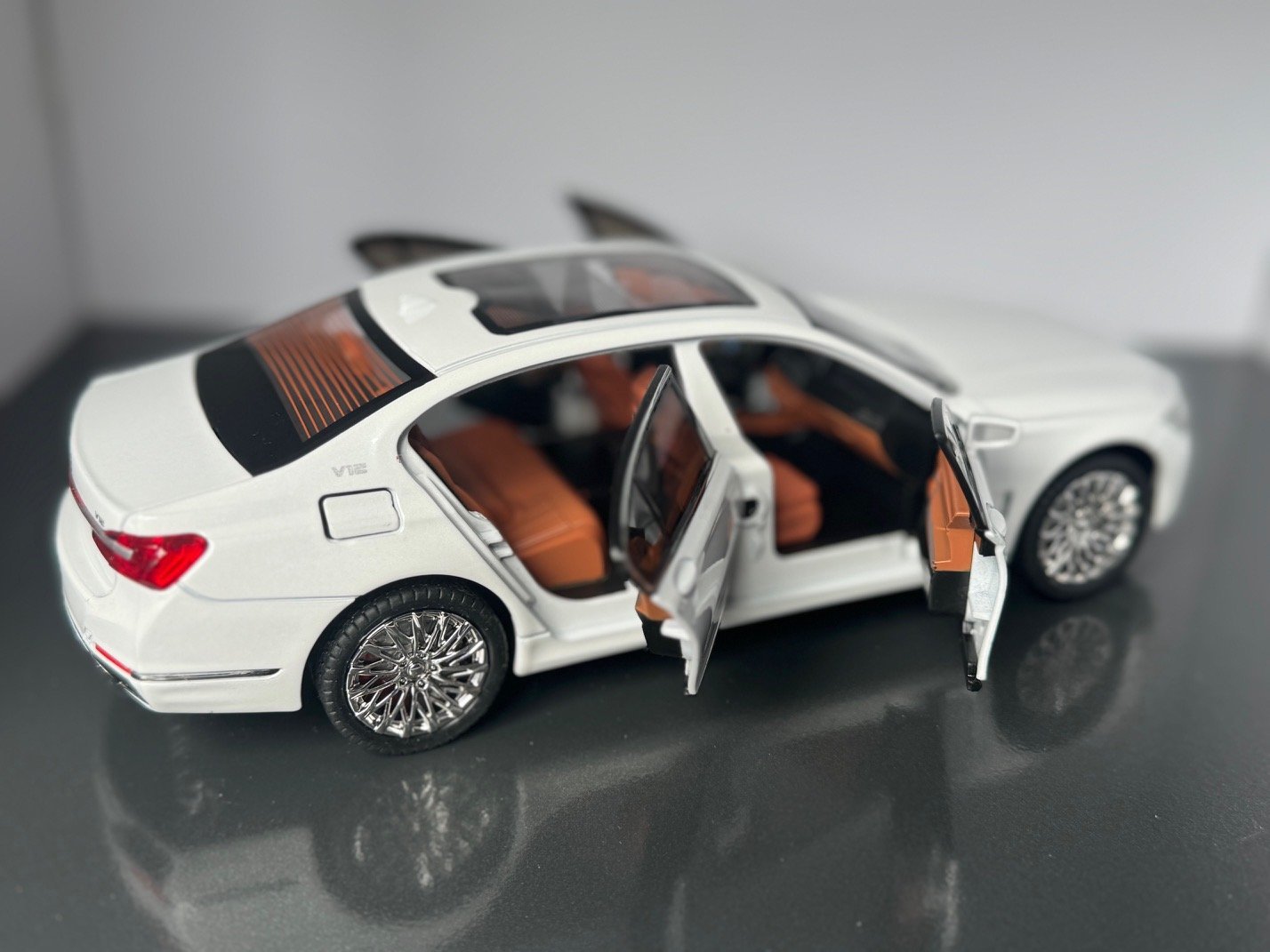 BMW 760Li 1:24 Scale Diecast Collectible Model - Image 8
