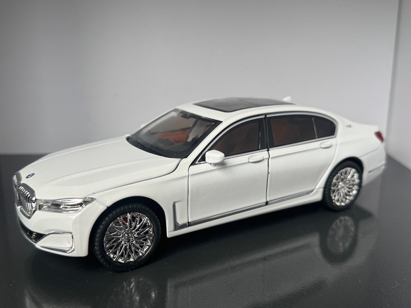 BMW 760Li 1:24 Scale Diecast Collectible Model - Image 9